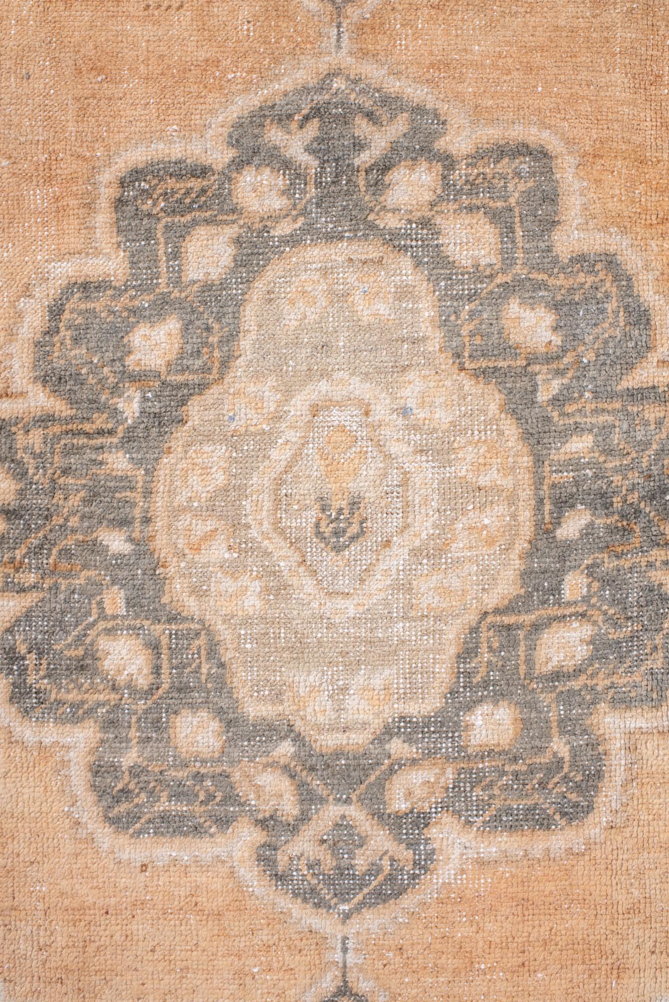 Noué à la main Tapis turc vintage Oushak en blé doré et gris en vente