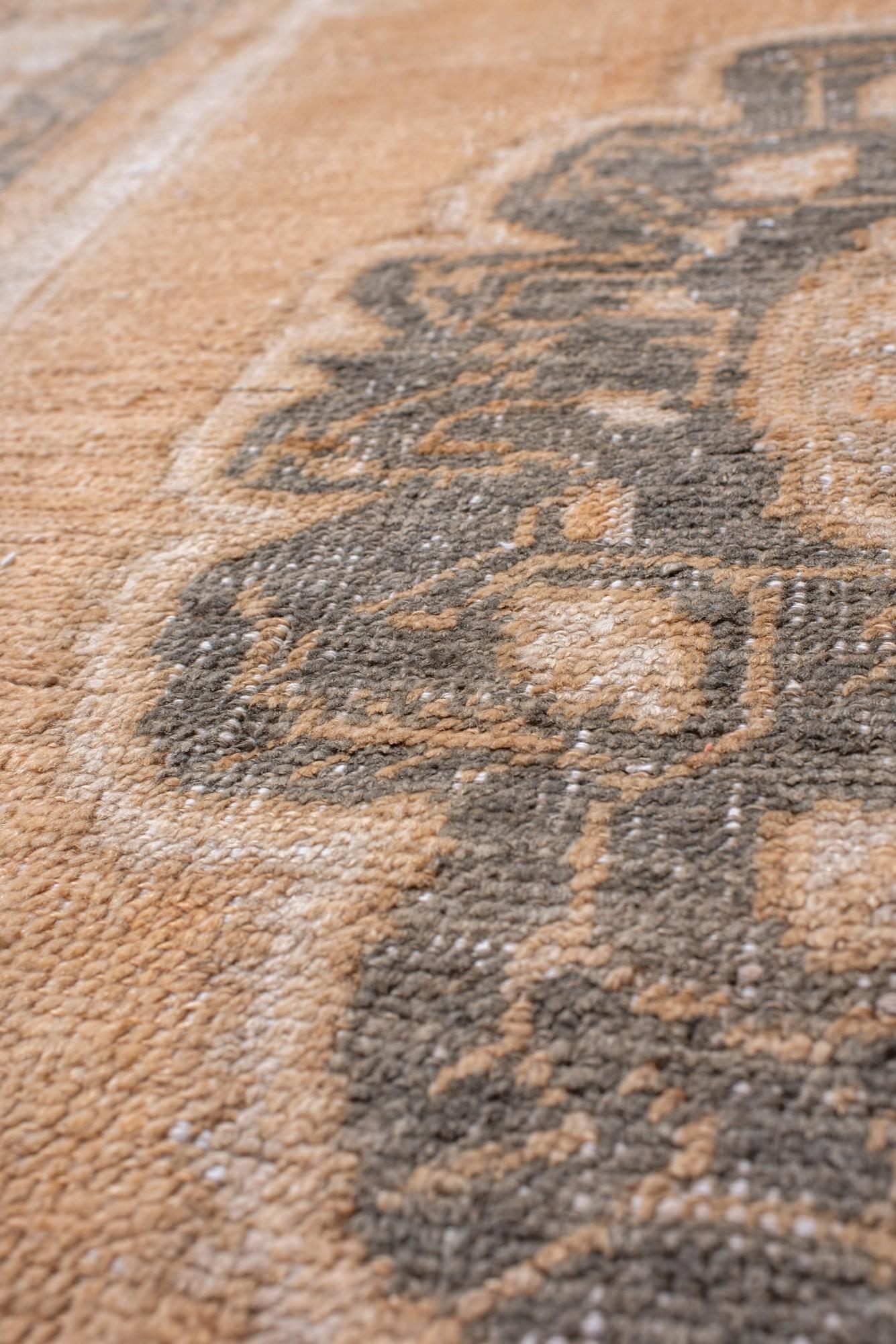 Tapis turc vintage Oushak en blé doré et gris Bon état - En vente à New York, NY