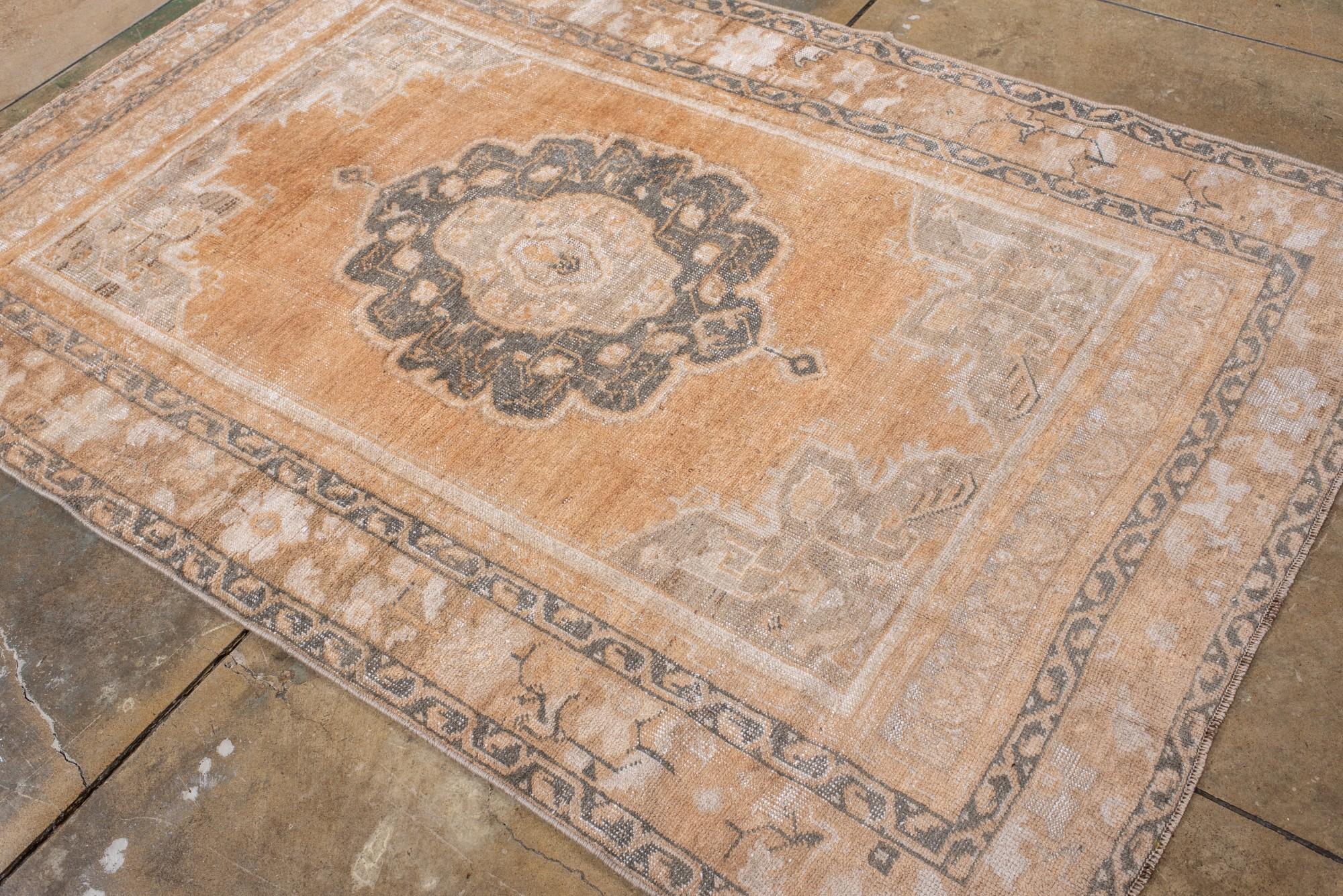 20ième siècle Tapis turc vintage Oushak en blé doré et gris en vente