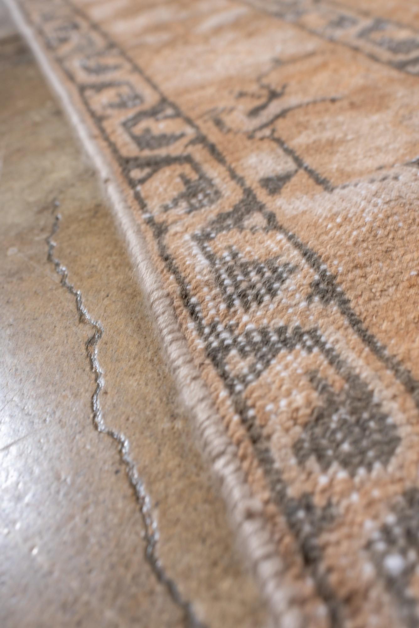 Laine Tapis turc vintage Oushak en blé doré et gris en vente