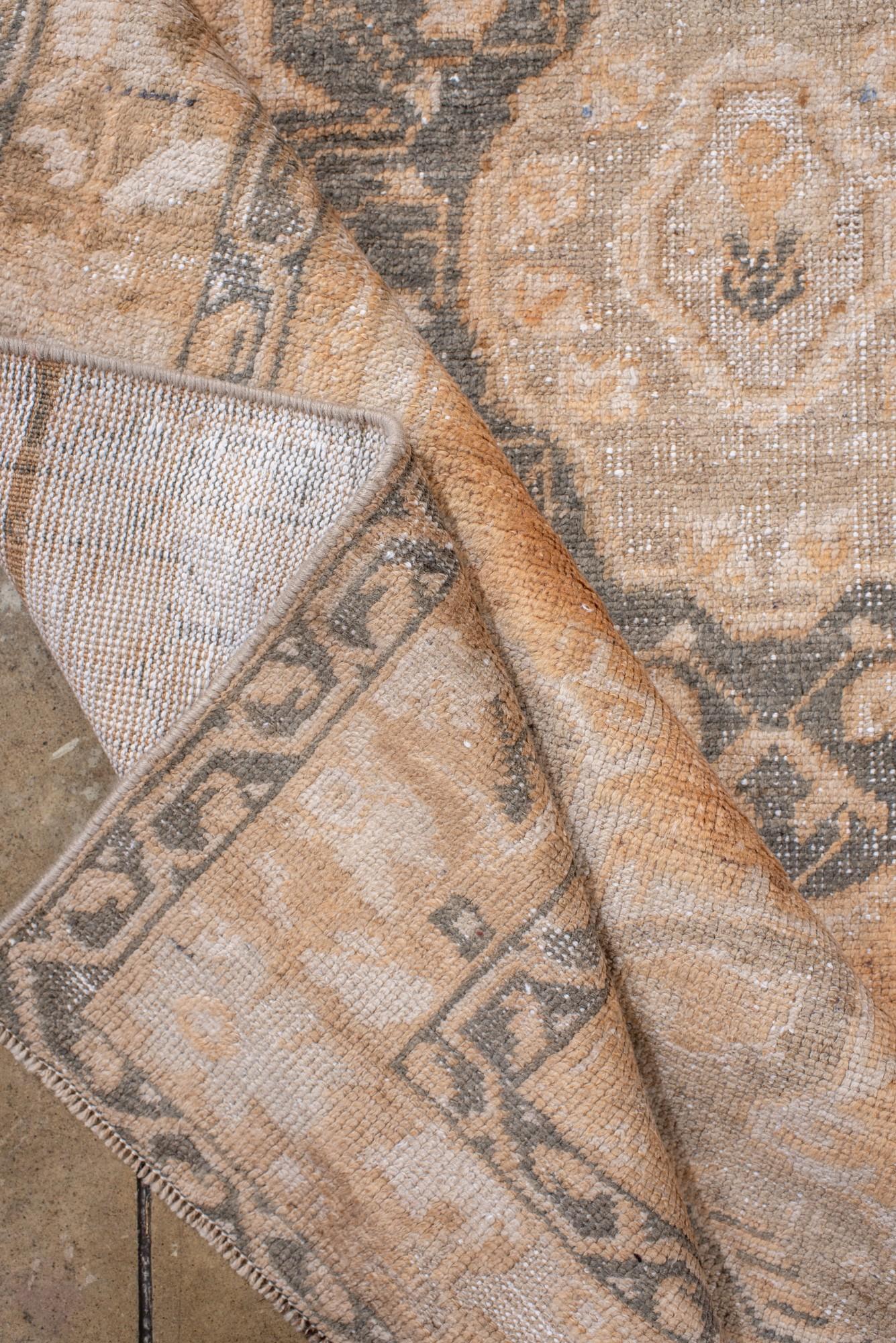 Tapis turc vintage Oushak en blé doré et gris en vente 1