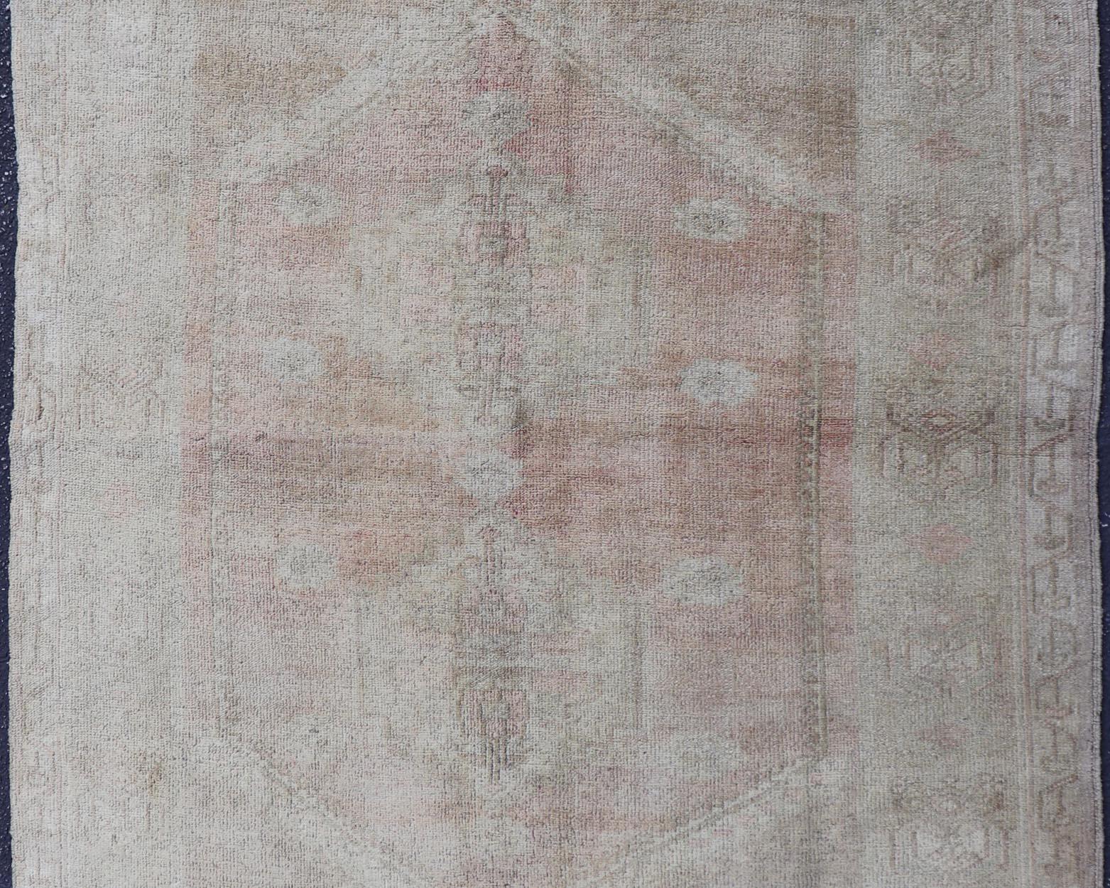Vintage Turkish Oushak rug with Central Medallion in gray and pink, Keivan Woven Arts rug, TU-TRS-136508. country of origin / type: Turkey / Oushak, circa 1940

Measures: 4'8 x 7'3.

This sublime and enchanting vintage rug made in Turkey during the