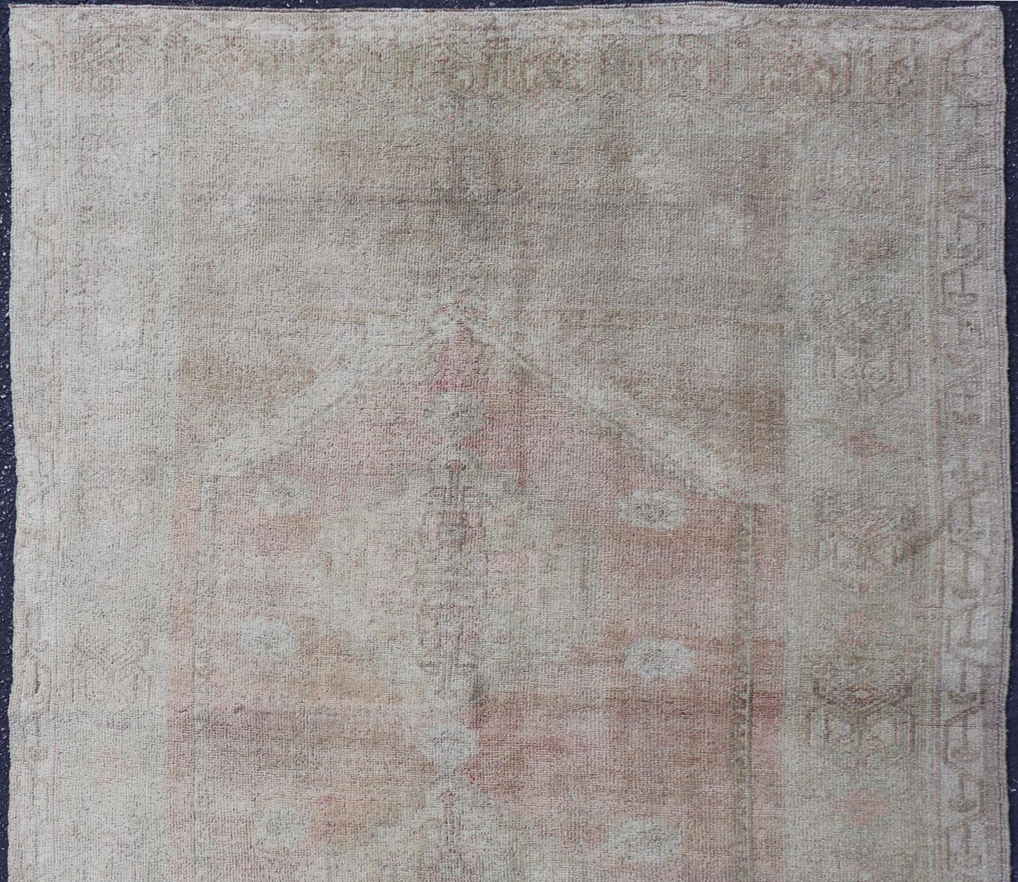 Vintage Turkish Oushak Rug in Gray and Pink  4'8 x 7'3 In Excellent Condition For Sale In Atlanta, GA
