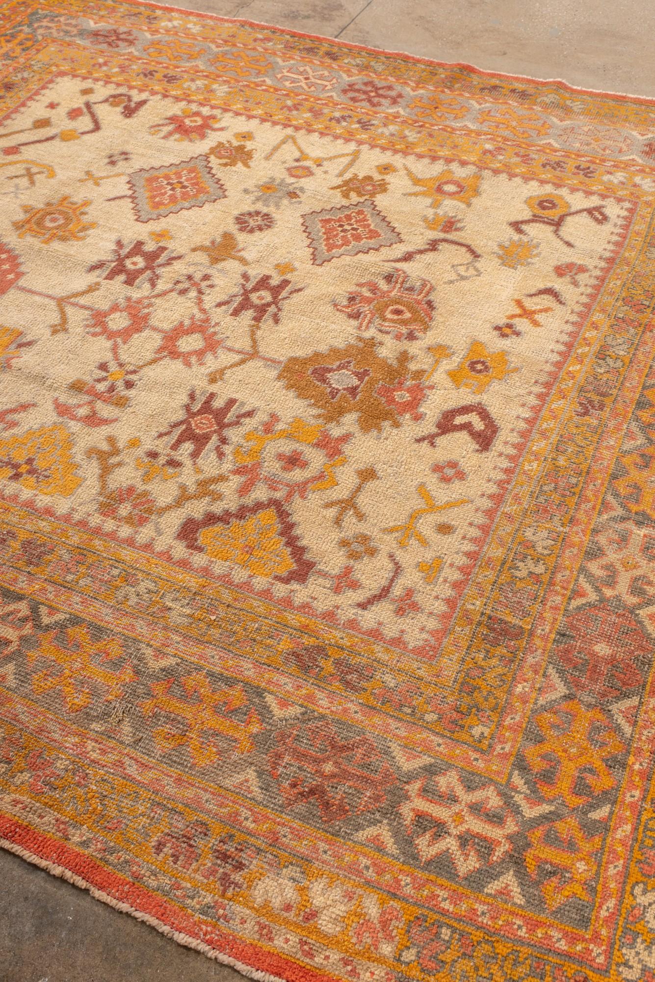 Türkischer Vintage-Oushak-Teppich in Elfenbein mit warmen Korallen- und Safran-Akzenten (Handgeknüpft) im Angebot
