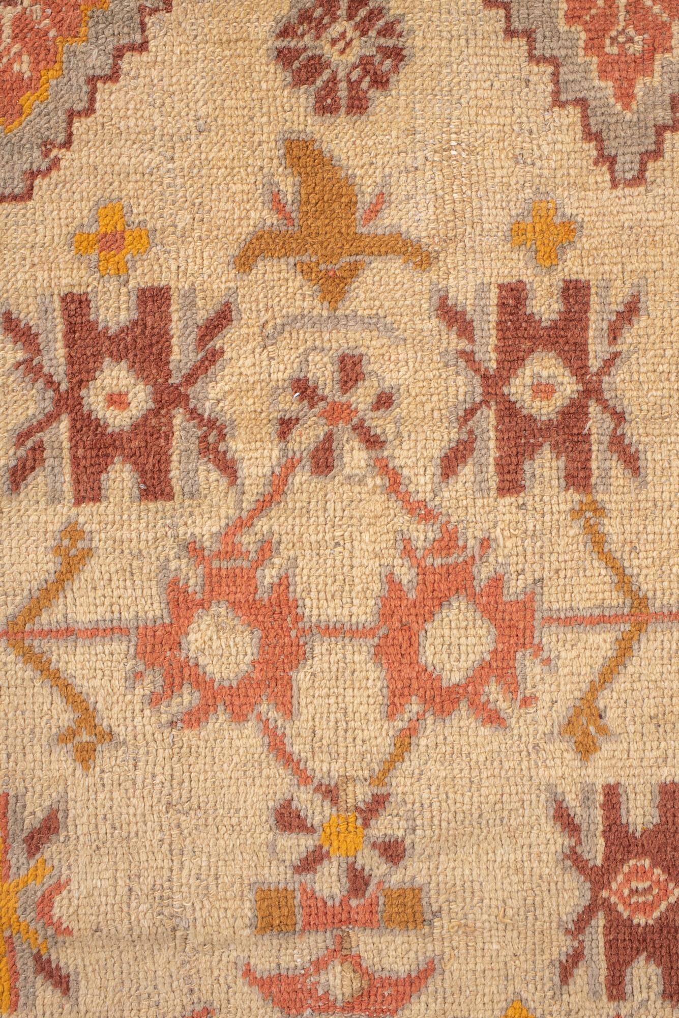 Türkischer Vintage-Oushak-Teppich in Elfenbein mit warmen Korallen- und Safran-Akzenten im Zustand „Gut“ im Angebot in New York, NY