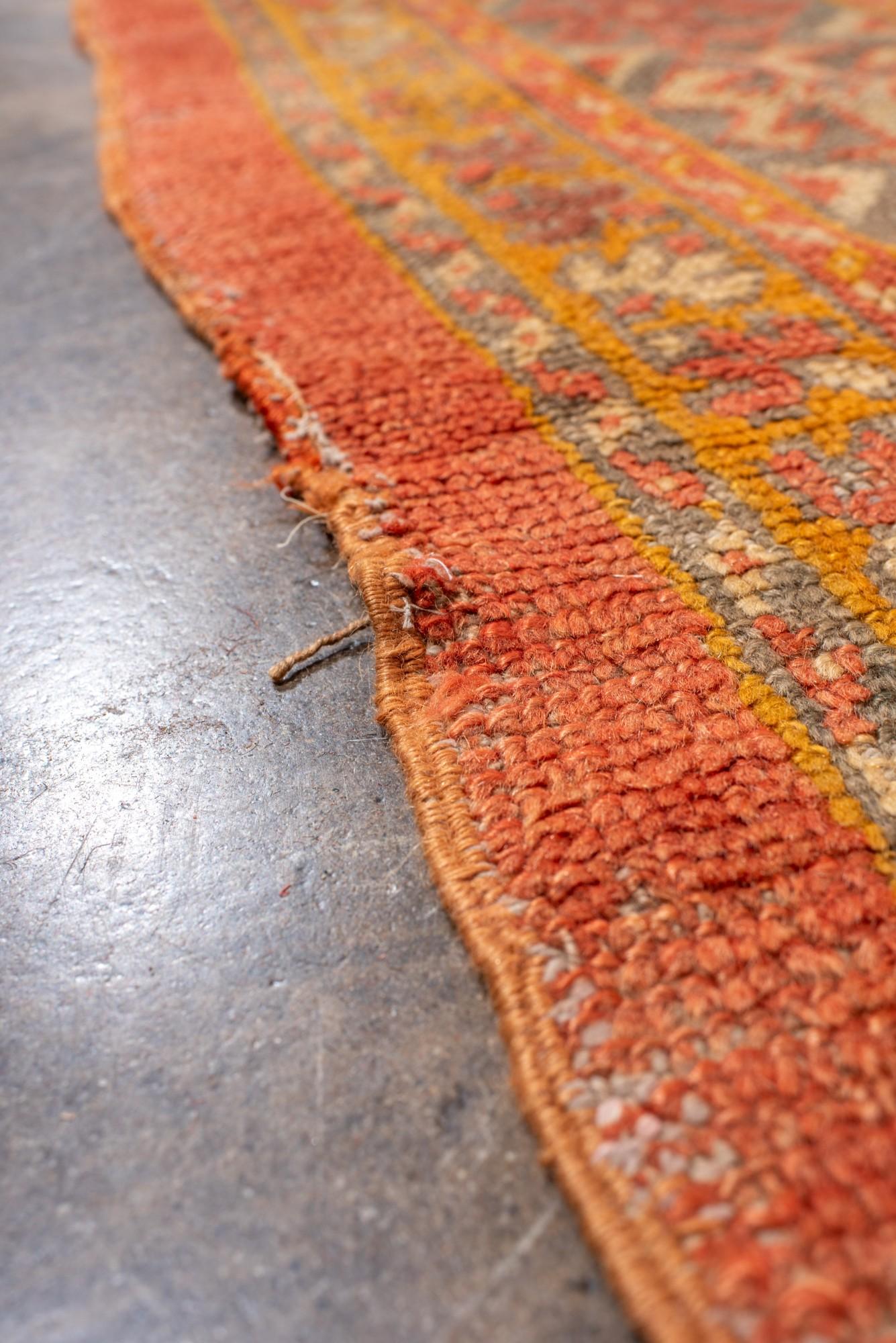 Türkischer Vintage-Oushak-Teppich in Elfenbein mit warmen Korallen- und Safran-Akzenten im Angebot 1