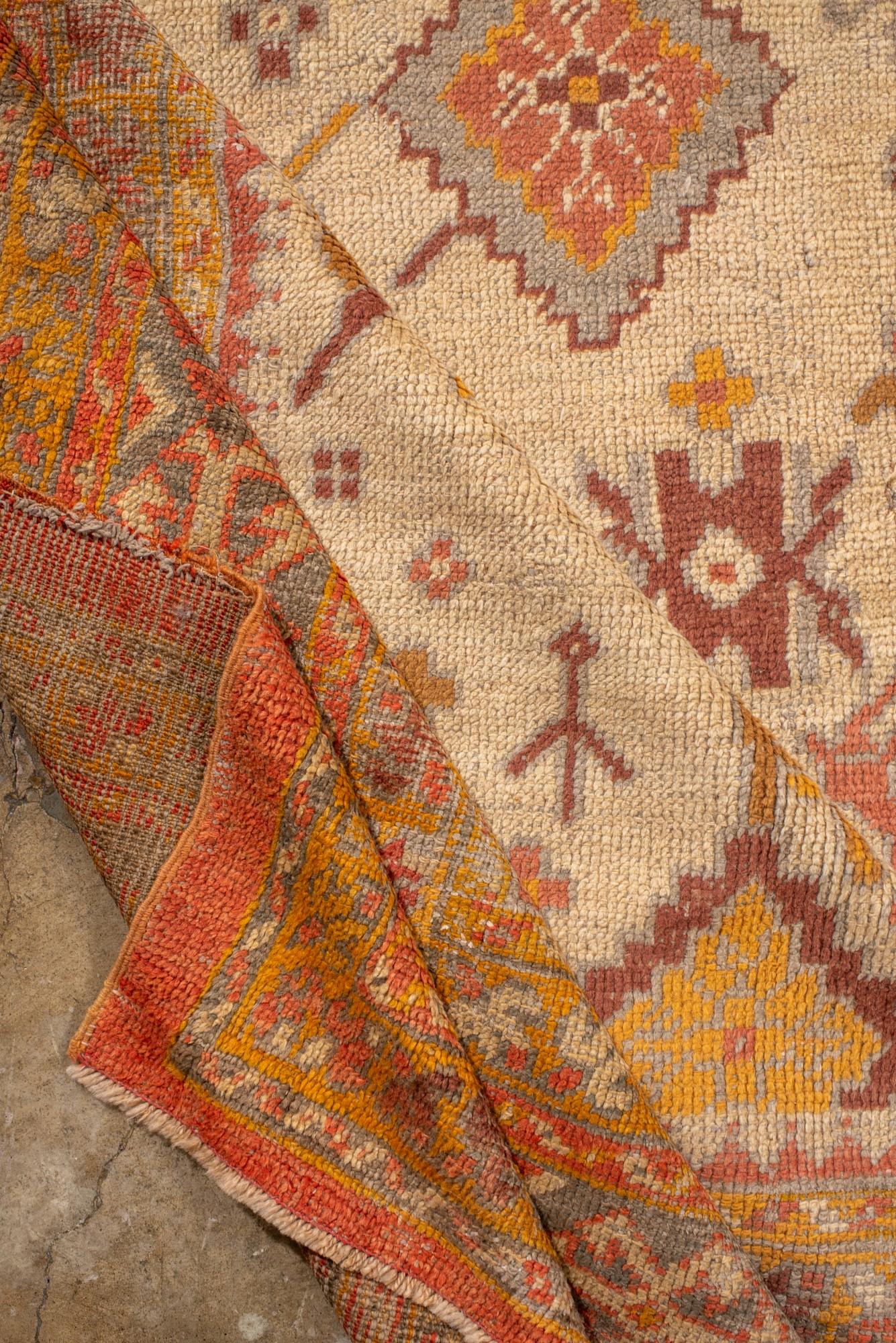 Türkischer Vintage-Oushak-Teppich in Elfenbein mit warmen Korallen- und Safran-Akzenten im Angebot 2