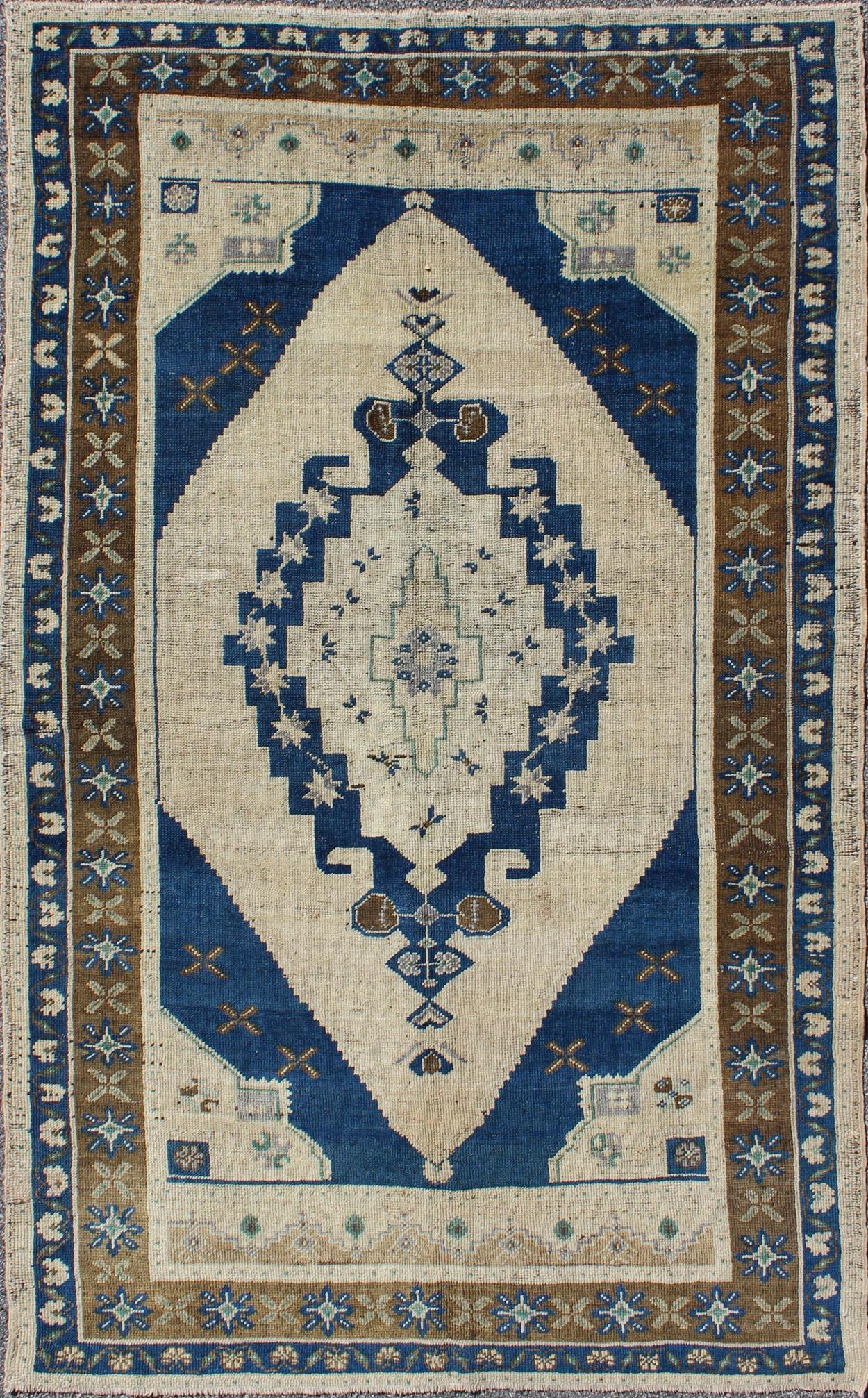 Türkischer Oushak-Teppich in Marineblau, Elfenbein, Taupe und Braun im Angebot 2