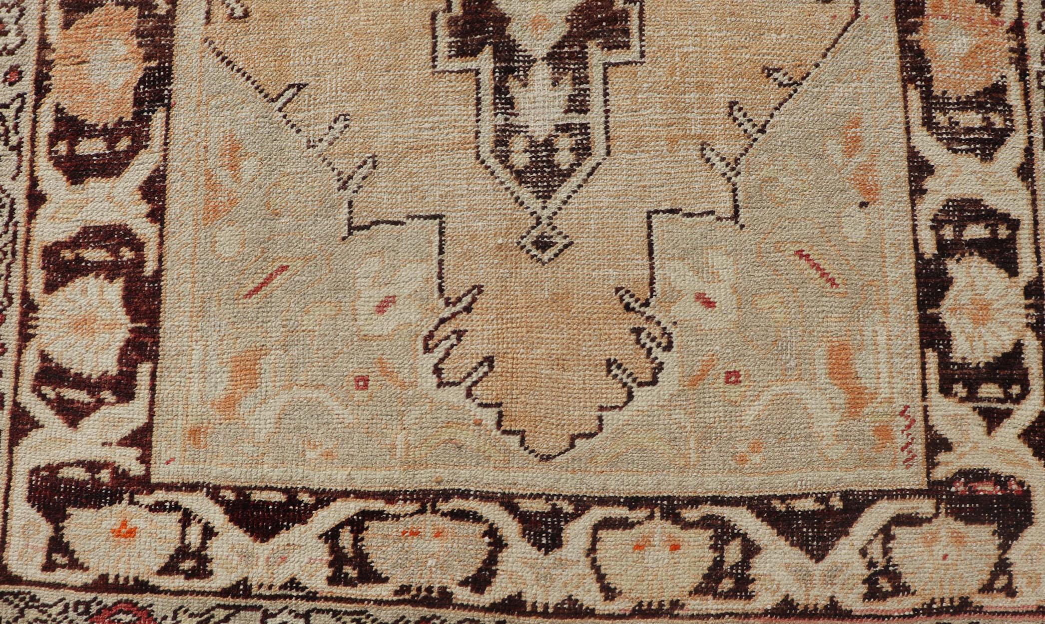 Vintage oushak from Turkey with Medallion design in various tones of orange, tan, sand, taupe, brown, and light green. Keivan Woven Arts / rug EN-176290, country of origin / type: Turkey / oushak, circa 1940. 


Measures: 4'7 x 8.