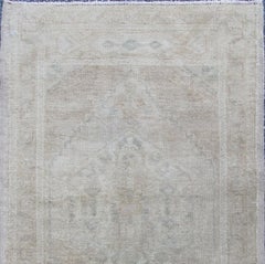 Tappeto Oushak turco vintage nei toni del grigio chiaro, del beige e del grigio tenue
