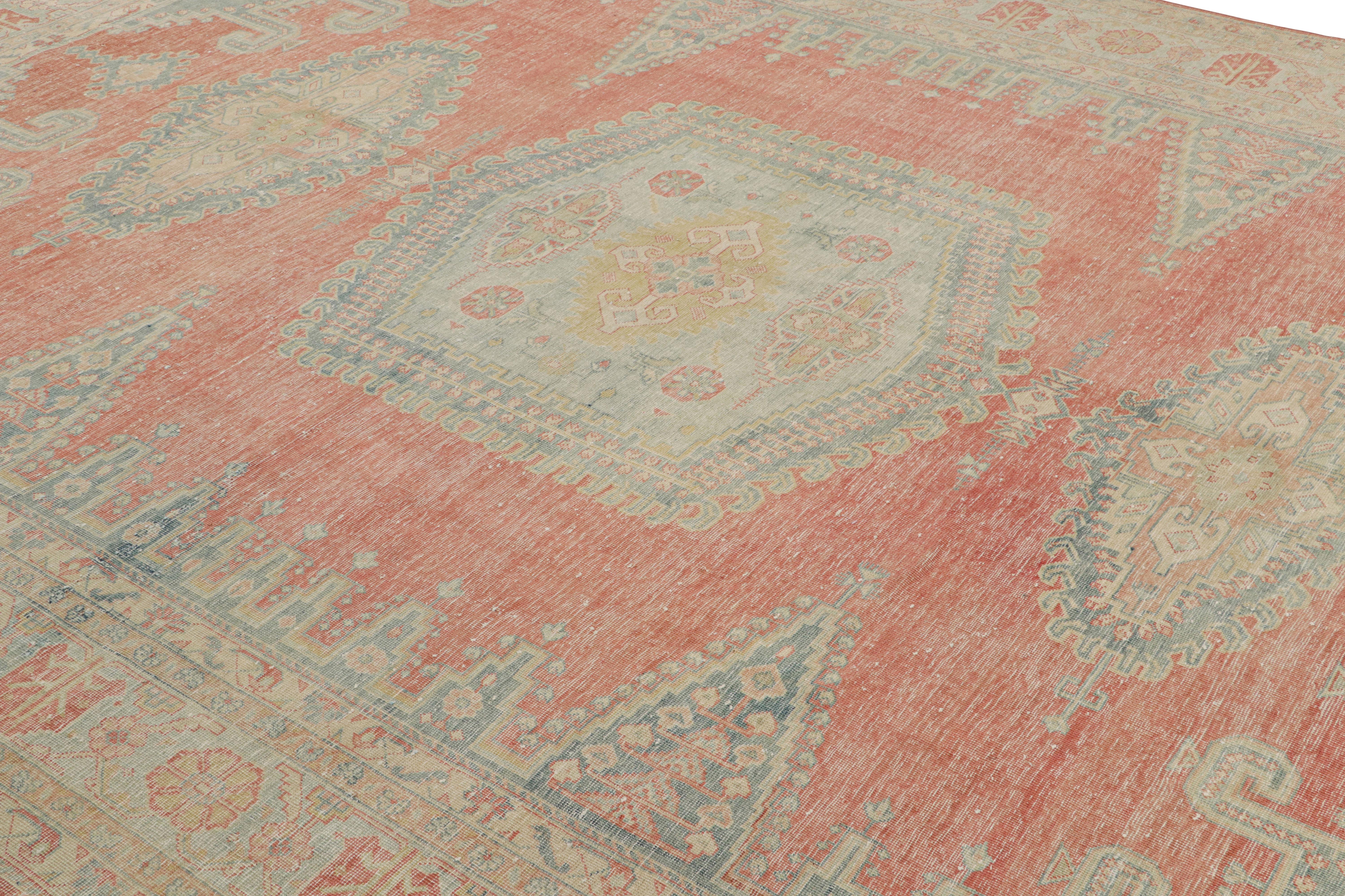 Dieser türkische Oushak-Teppich im Format 9x12, handgeknüpft aus Wolle, stammt vermutlich aus der Türkei (ca. 1970-1980) und ist eines der wenigen gefärbten und antik gewaschenen Stücke einer neuen Kollektion junger Vintage-Teppiche von Rug & Kilim.