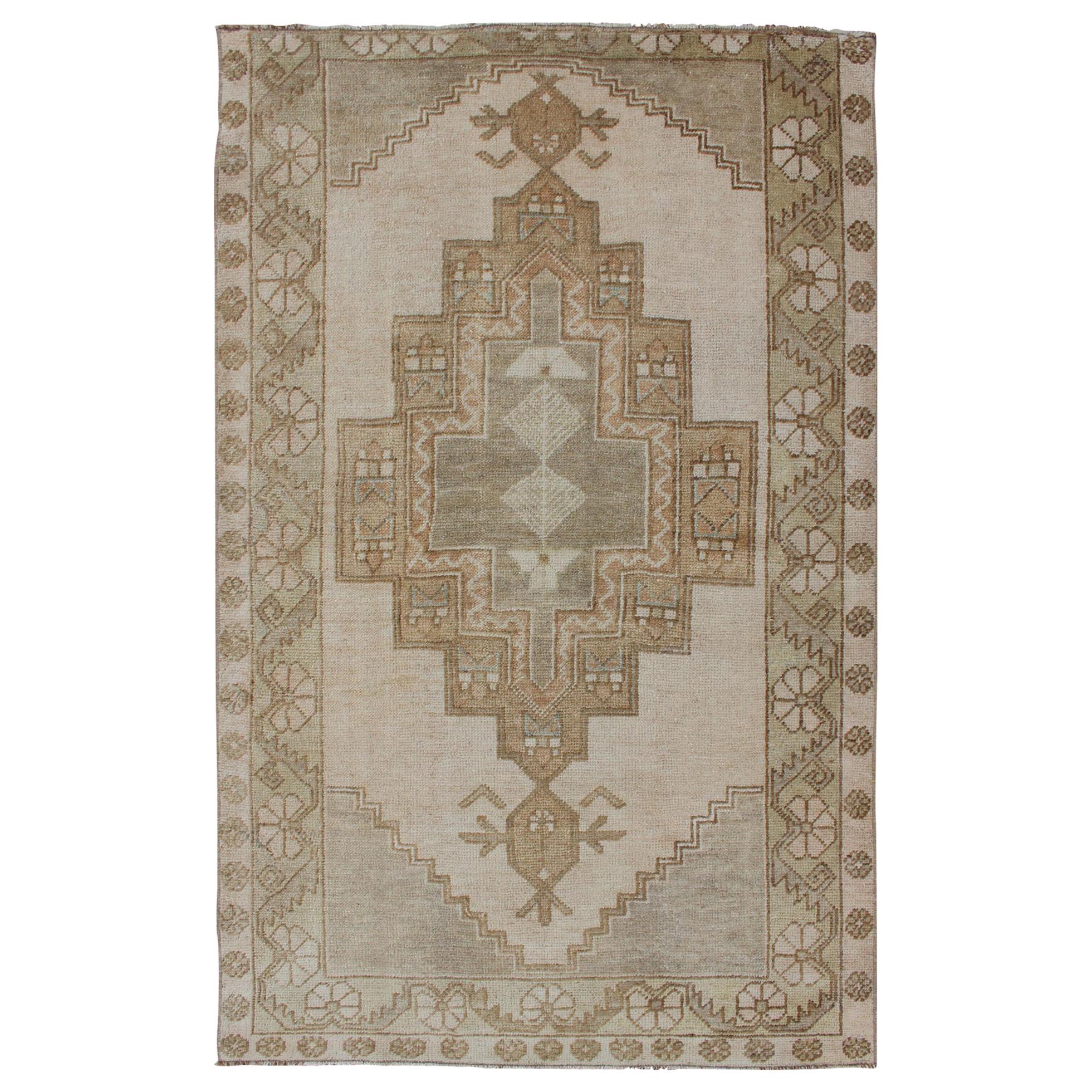 Alfombra turca vintage Oushak en verde salvia, topo, marrón claro y verde claro