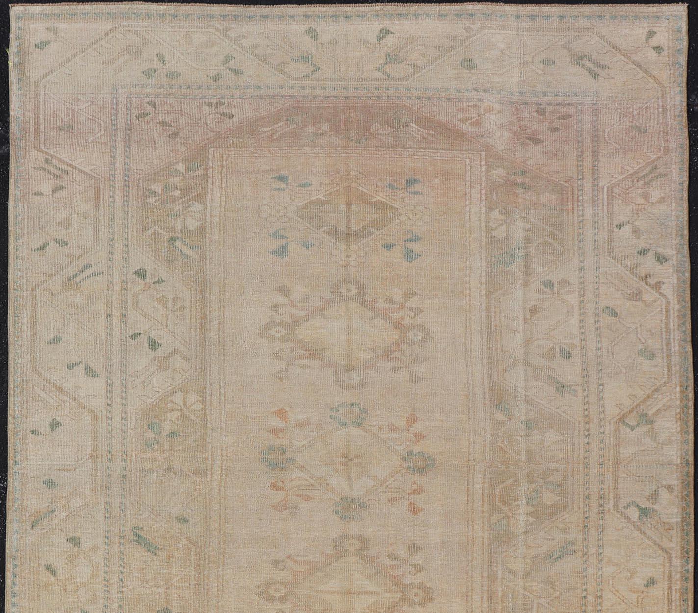 Tapis Oushak turc vintage en beige doux et accents pastel 6'0 