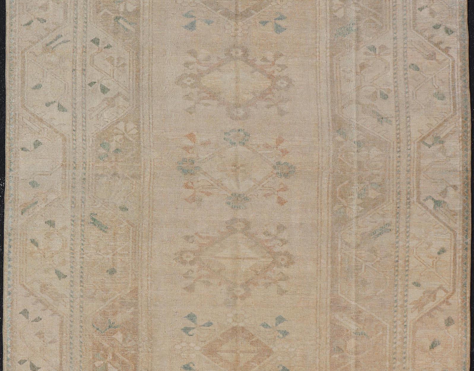 Tapis Oushak turc vintage en beige doux et accents pastel 6'0 