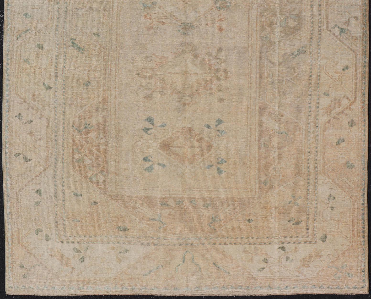 Tapis Oushak turc vintage en beige doux et accents pastel 6'0 