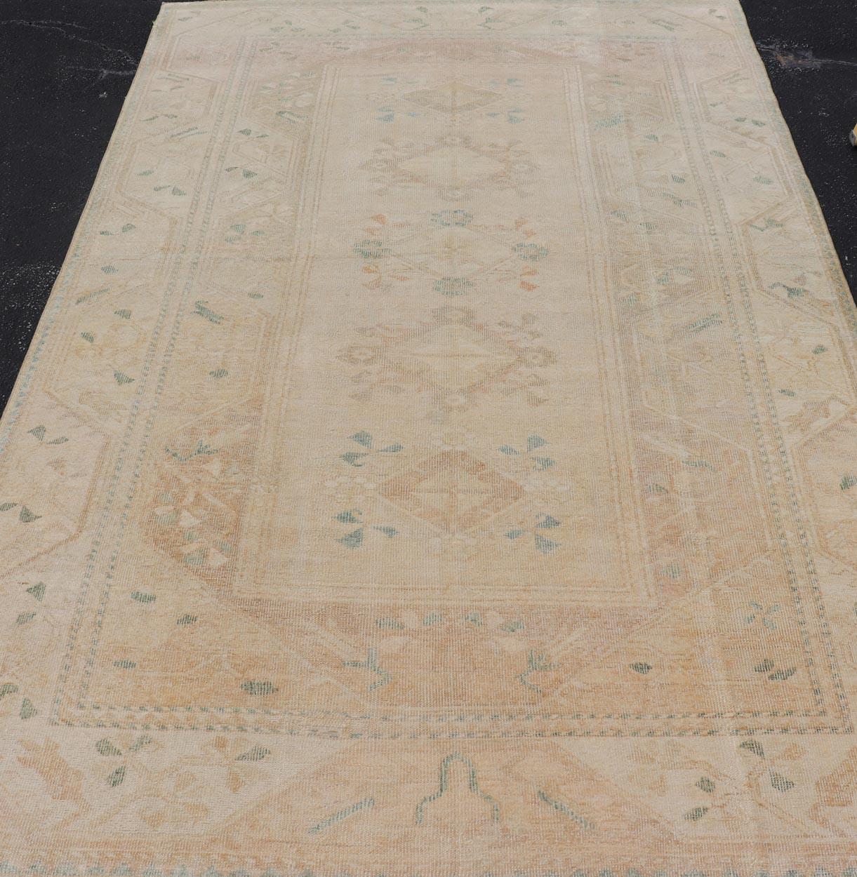 Tapis Oushak turc vintage en beige doux et accents pastel 6'0 
