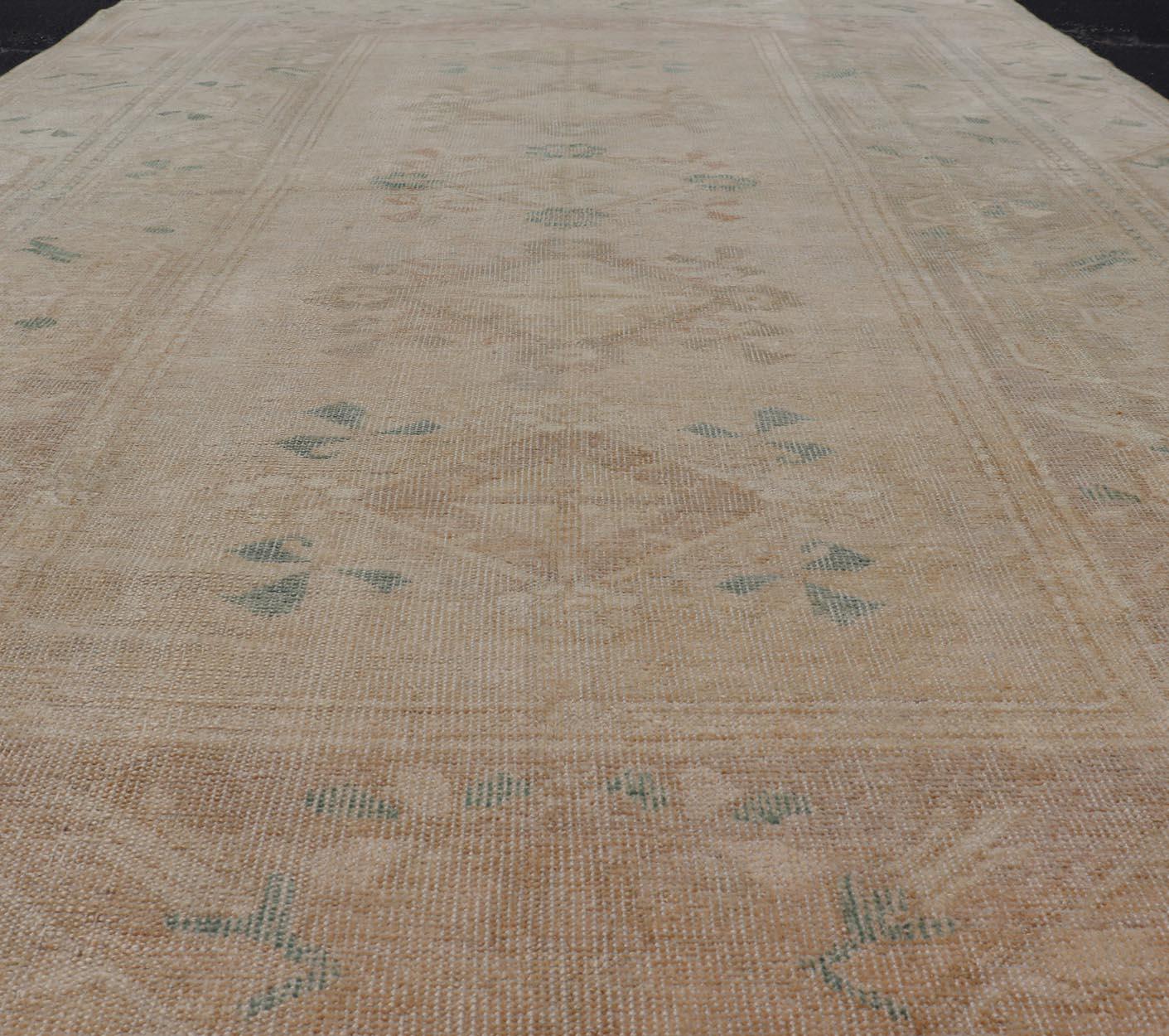 20ième siècle Tapis Oushak turc vintage en beige doux et accents pastel 6'0 