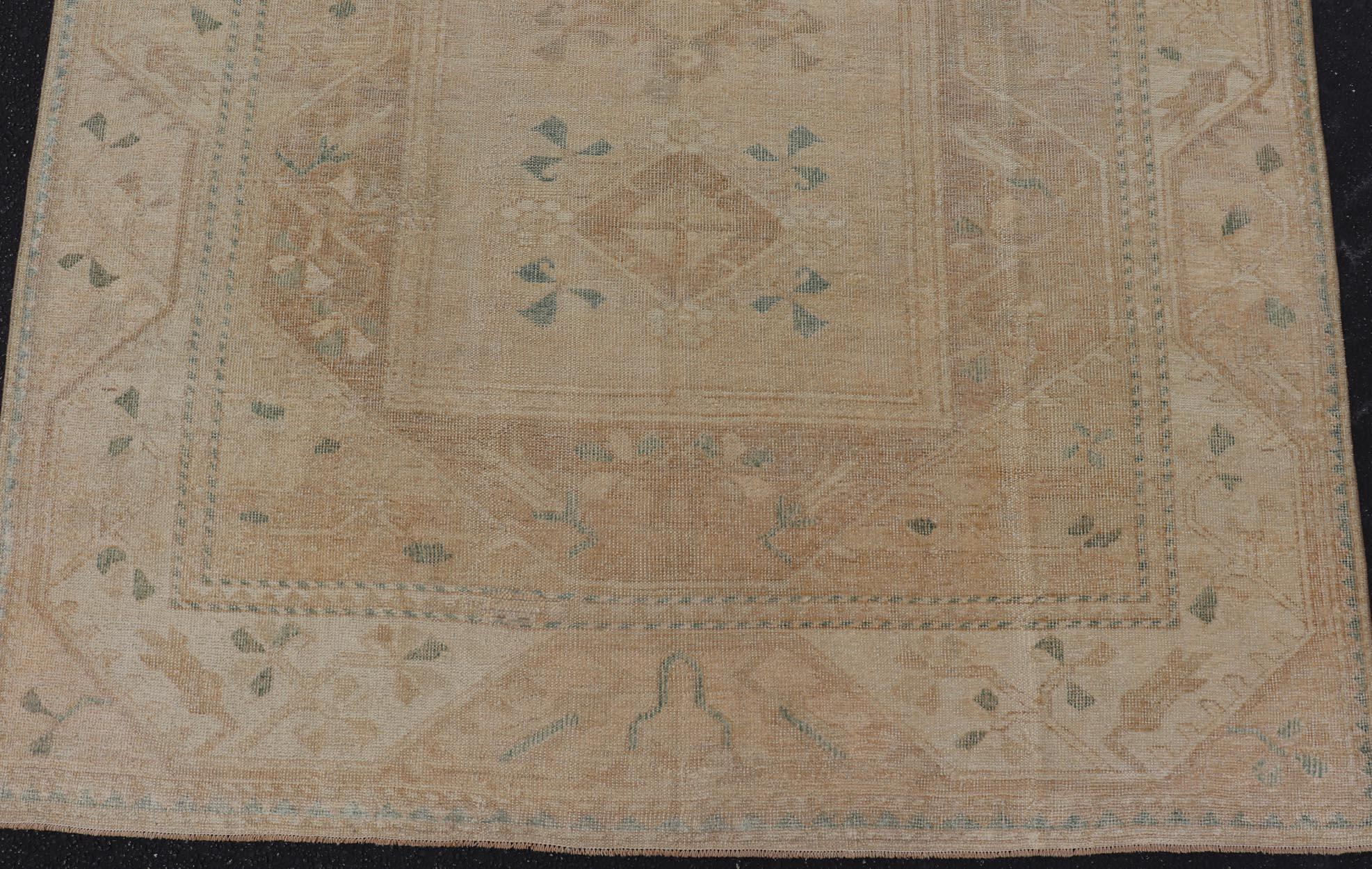 Laine Tapis Oushak turc vintage en beige doux et accents pastel 6'0 