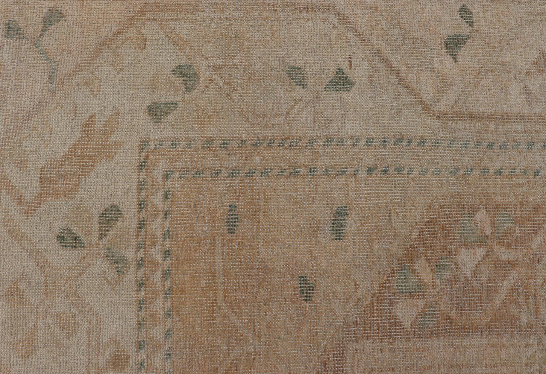 Tapis Oushak turc vintage en beige doux et accents pastel 6'0 