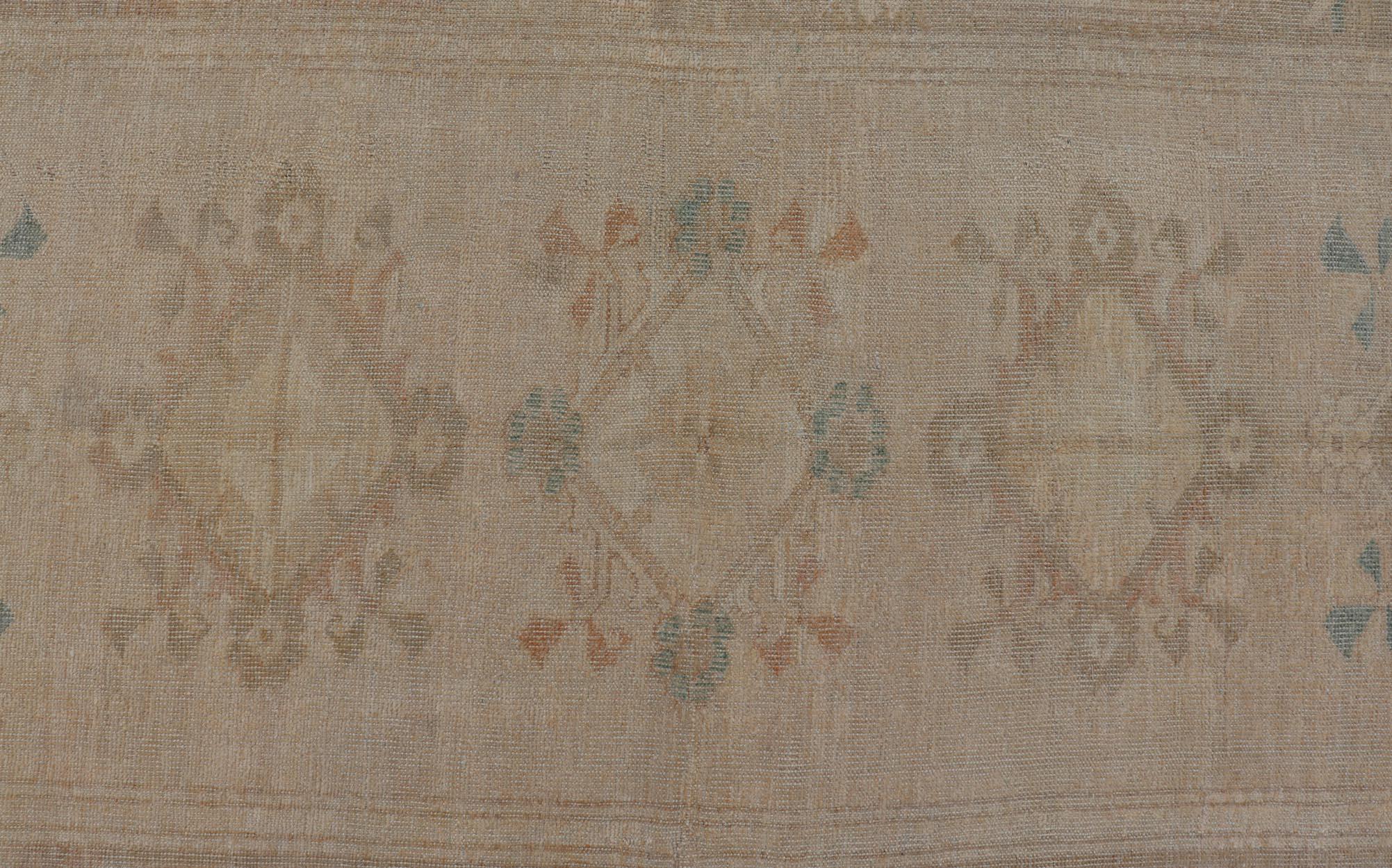 Tapis Oushak turc vintage en beige doux et accents pastel 6'0 