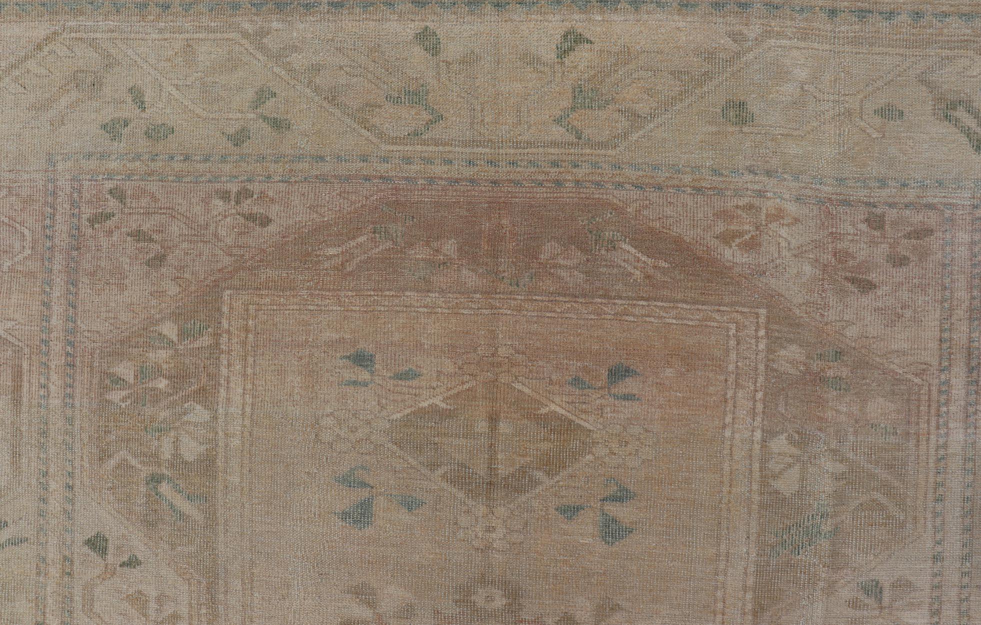 Tapis Oushak turc vintage en beige doux et accents pastel 6'0 