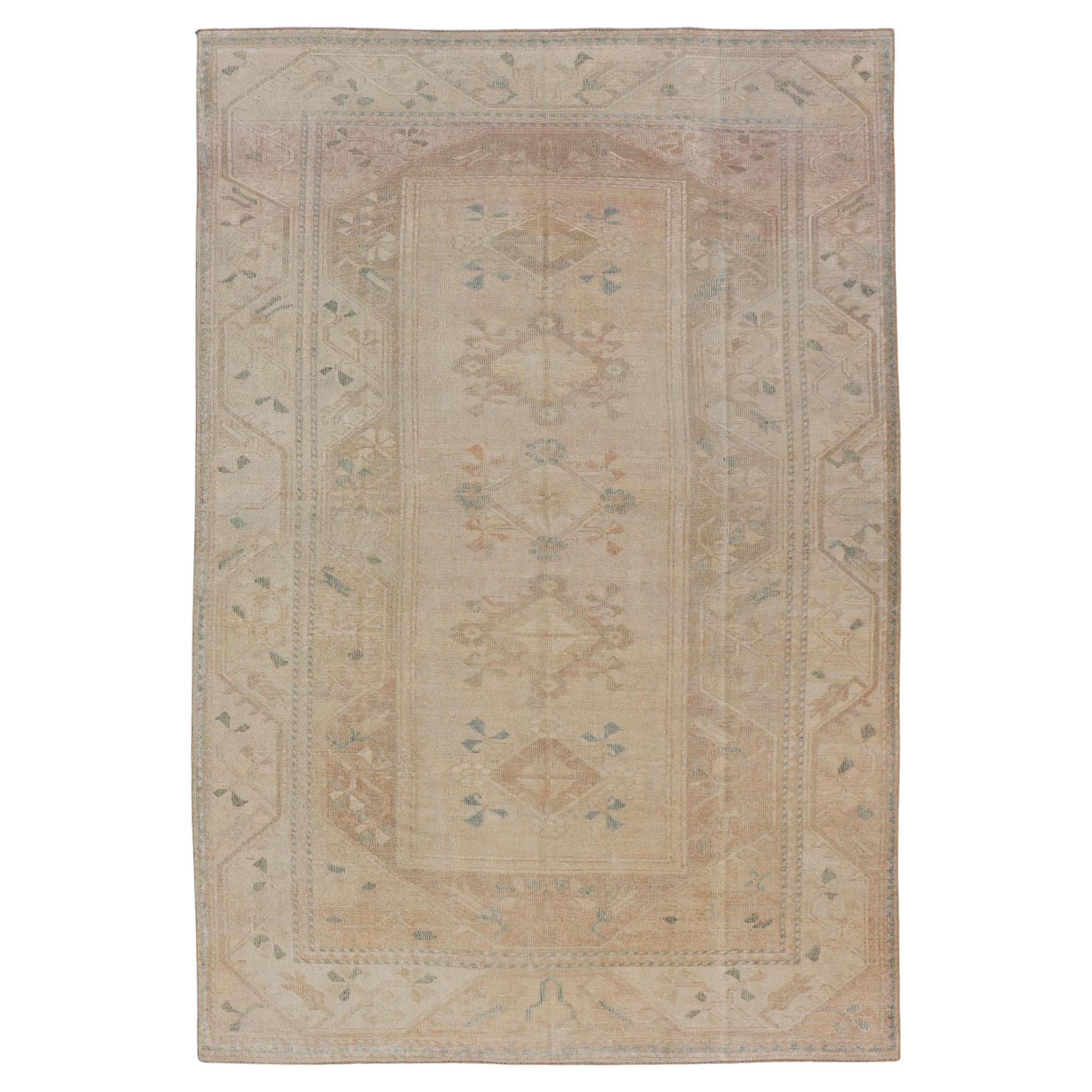 Vintage Turkish Oushak Teppich in weichem Beige und Pastell Akzente 6'0 "x9'7"