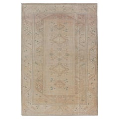 Vintage Turkish Oushak Teppich in weichem Beige und Pastell Akzente 6'0 "x9'7"