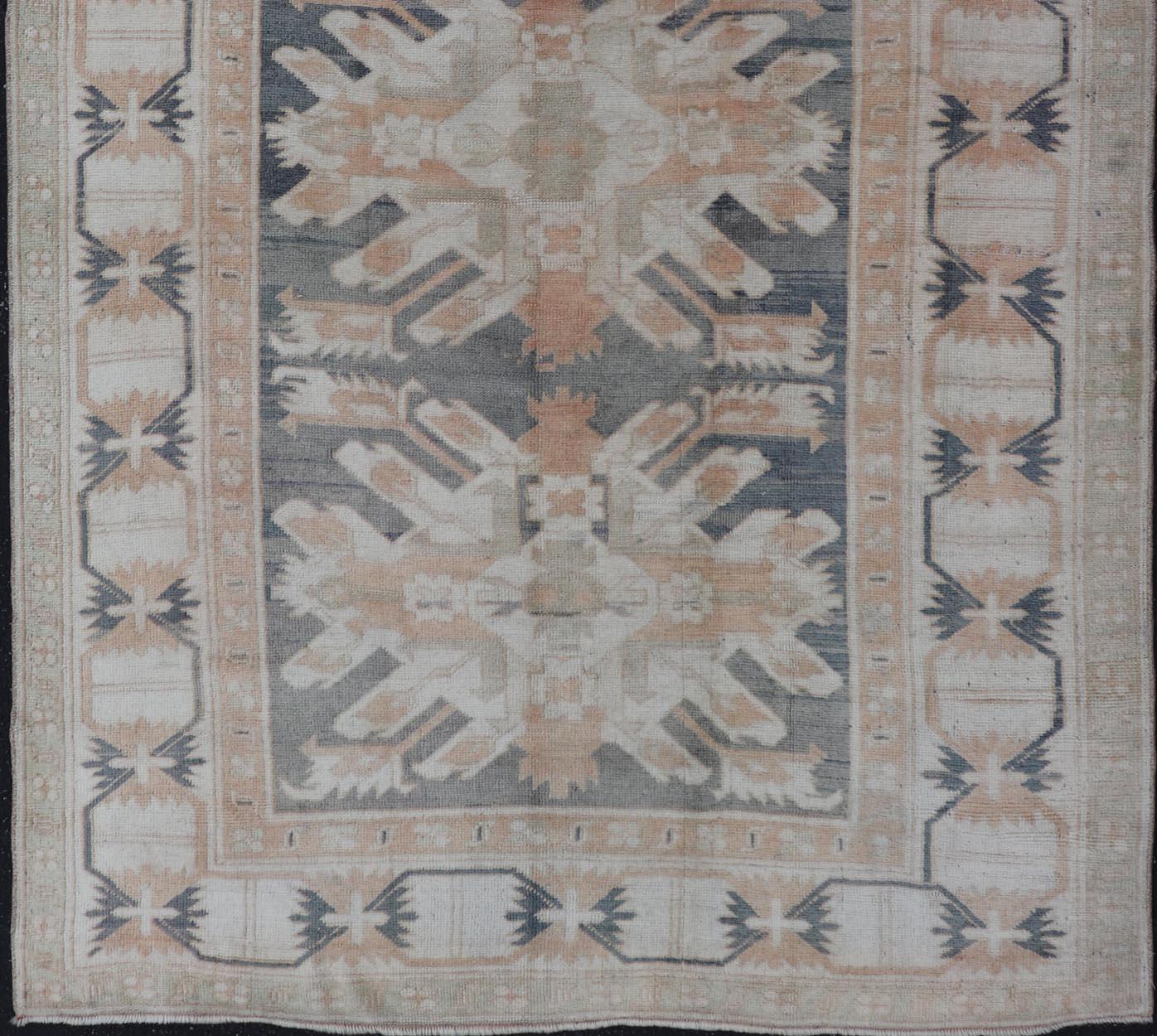Türkischer Oushak-Teppich im Vintage-Stil in Weichgrau und Pfirsich 4'8 x 7'5 im Angebot 4