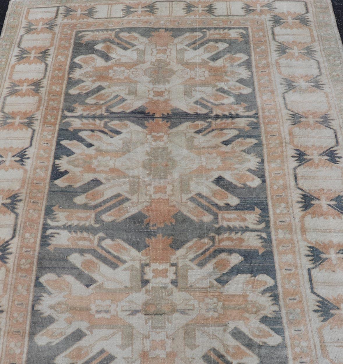 Maße: 4'8 x 7'5

Vintage Türkisch Oushak Teppich in Soft Grau und Pfirsich 4'8 x 7'5. Keivan Woven Arts / Teppich / EN-178665 / Herkunftsland / Art: Türkei / Oushak.  

Dieser türkische Oushak-Teppich präsentiert sich in einer raffinierten Palette