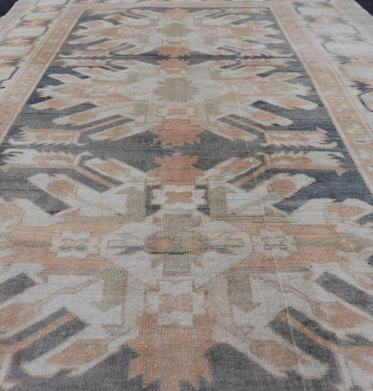 Türkischer Oushak-Teppich im Vintage-Stil in Weichgrau und Pfirsich 4'8 x 7'5 (Handgeknüpft) im Angebot