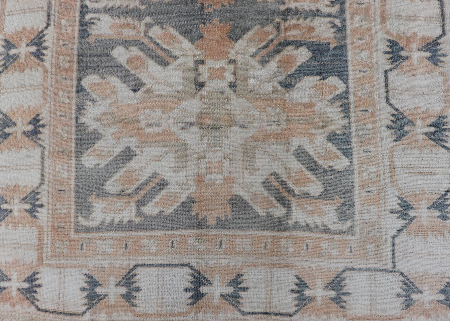 Türkischer Oushak-Teppich im Vintage-Stil in Weichgrau und Pfirsich 4'8 x 7'5 im Zustand „Gut“ im Angebot in Atlanta, GA
