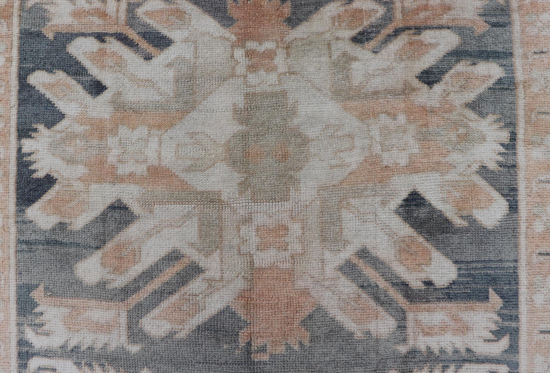 Türkischer Oushak-Teppich im Vintage-Stil in Weichgrau und Pfirsich 4'8 x 7'5 (Wolle) im Angebot