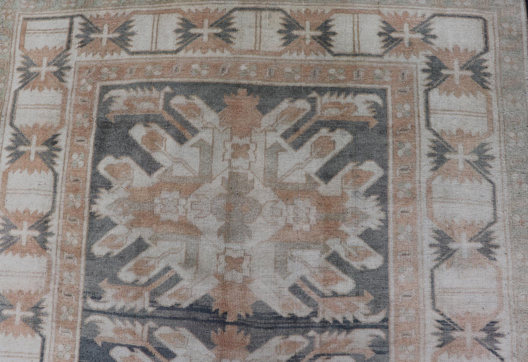 Türkischer Oushak-Teppich im Vintage-Stil in Weichgrau und Pfirsich 4'8 x 7'5 im Angebot 1