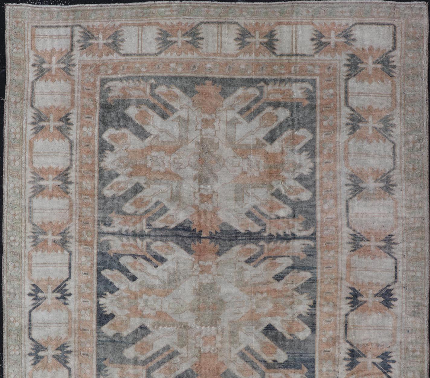Türkischer Oushak-Teppich im Vintage-Stil in Weichgrau und Pfirsich 4'8 x 7'5 im Angebot 2