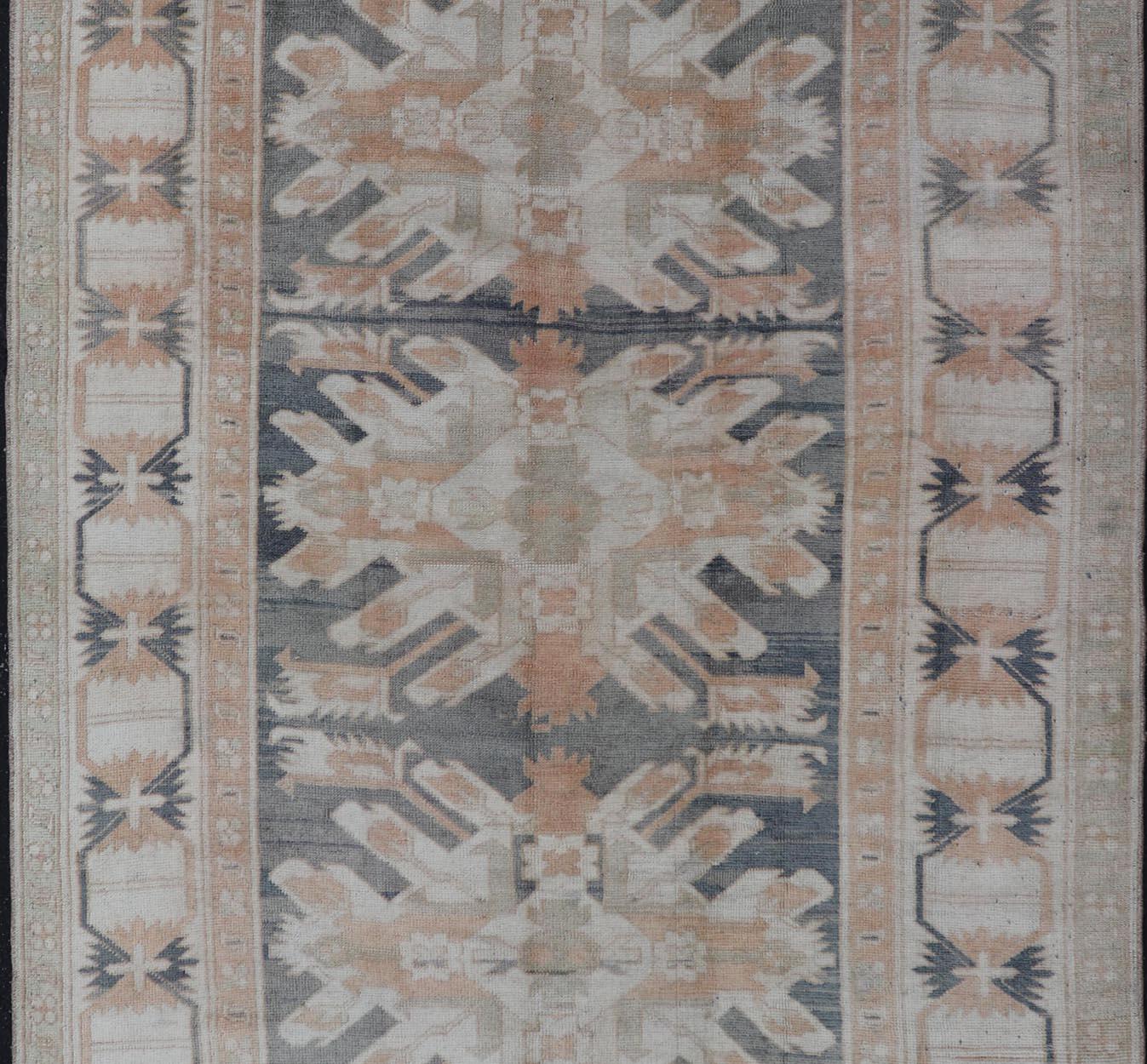 Türkischer Oushak-Teppich im Vintage-Stil in Weichgrau und Pfirsich 4'8 x 7'5 im Angebot 3