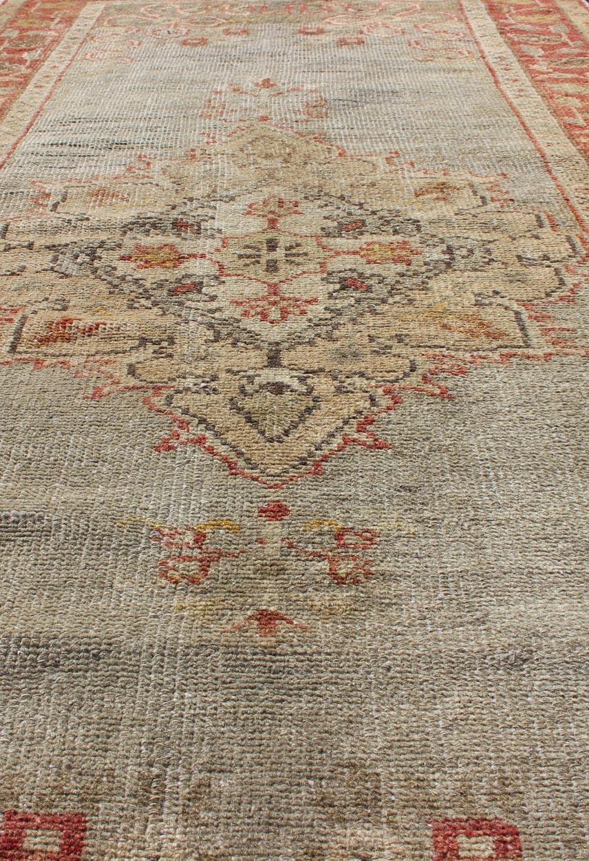 Turco Tappeto Oushak turco vintage in morbido azzurro e ruggine sbiadita 2'11 x 5'11 in vendita
