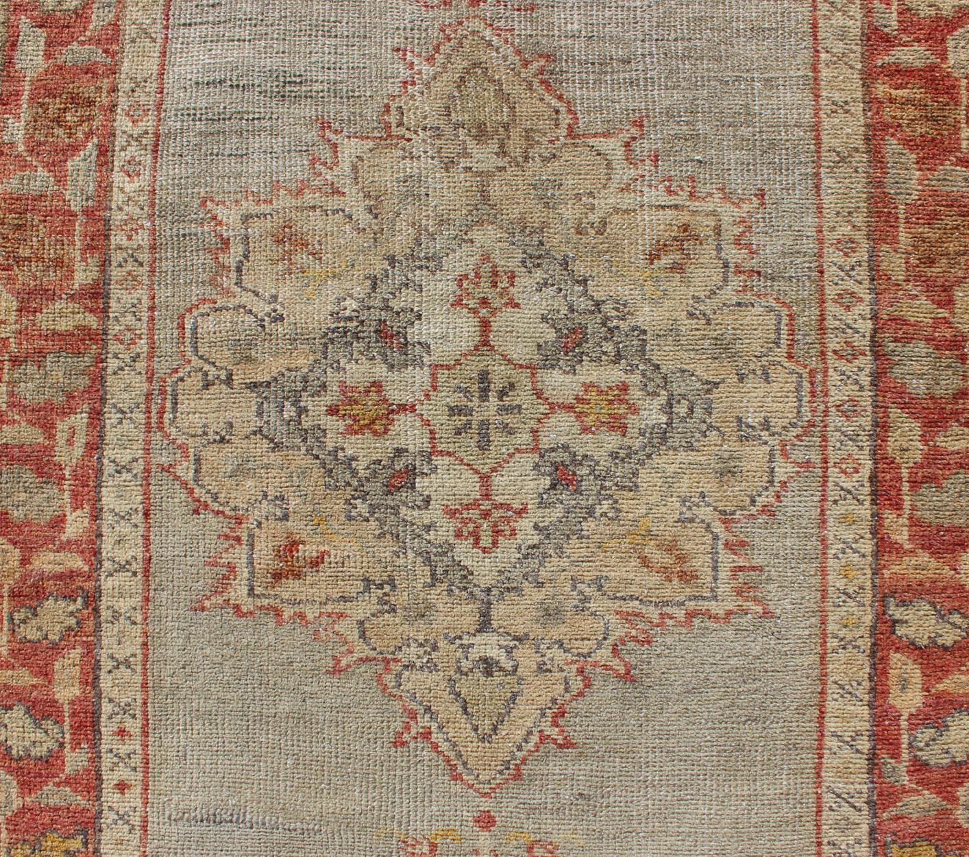 Annodato a mano Tappeto Oushak turco vintage in morbido azzurro e ruggine sbiadita 2'11 x 5'11 in vendita