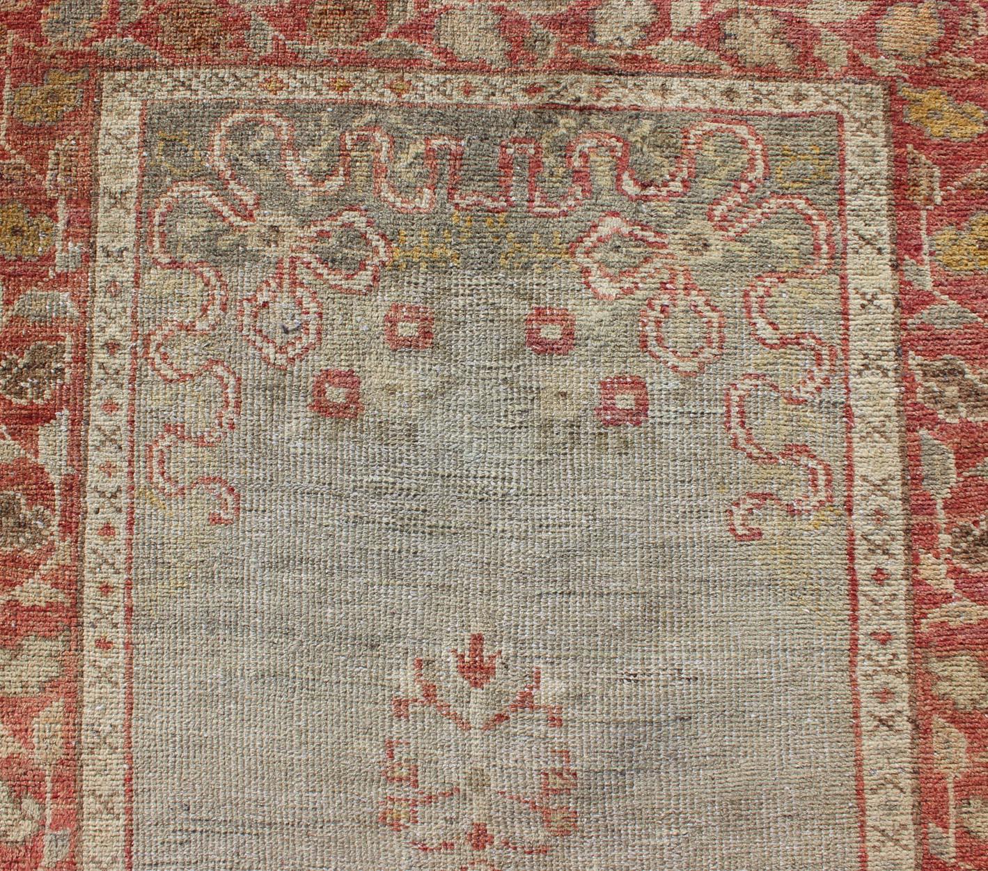 Tappeto Oushak turco vintage in morbido azzurro e ruggine sbiadita 2'11 x 5'11 In condizioni buone in vendita a Atlanta, GA