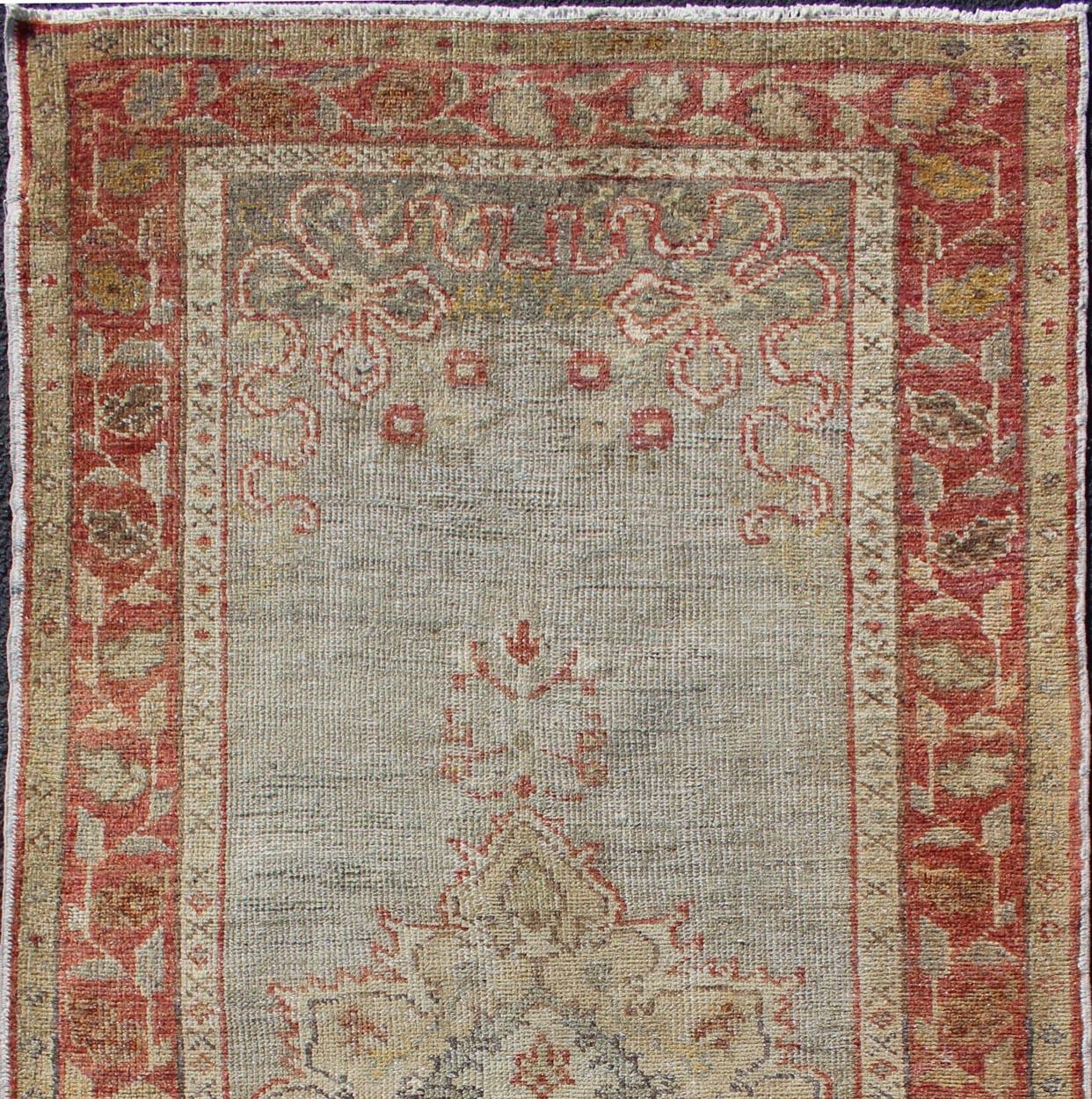 Lana Tappeto Oushak turco vintage in morbido azzurro e ruggine sbiadita 2'11 x 5'11 in vendita