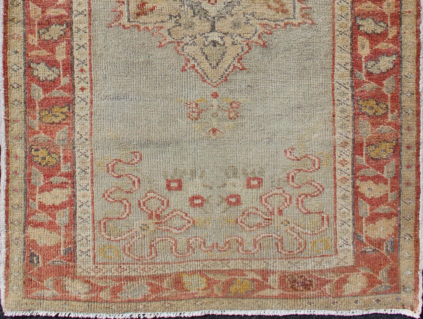 Tappeto Oushak turco vintage in morbido azzurro e ruggine sbiadita 2'11 x 5'11 in vendita 1