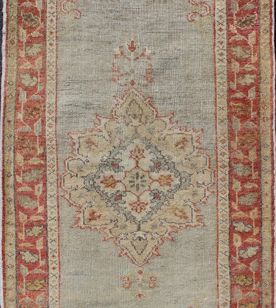 Tappeto Oushak turco vintage in morbido azzurro e ruggine sbiadita 2'11 x 5'11 in vendita 2