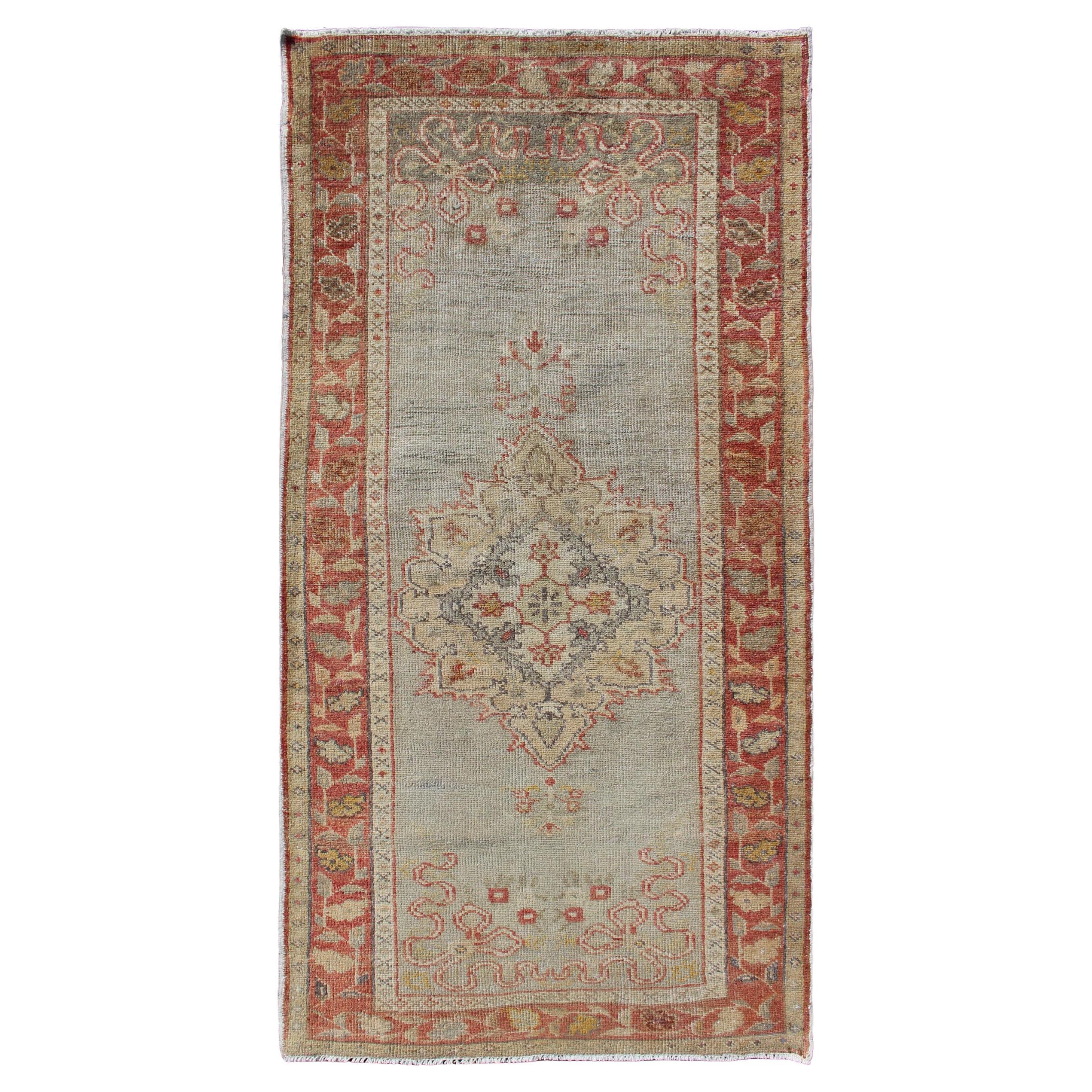 Tapis Oushak turc vintage en bleu clair et rouille délavée 2'11 x 5'11