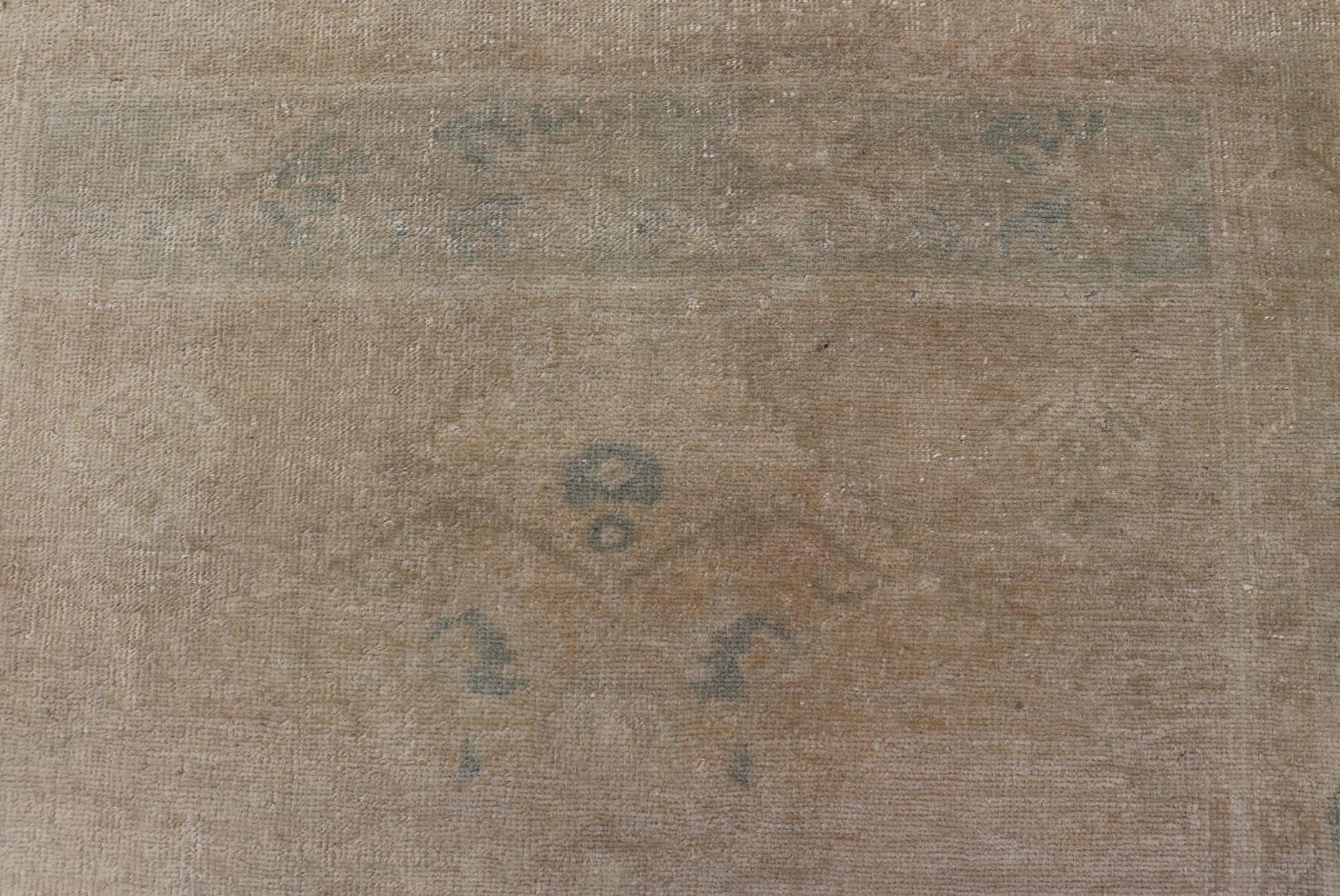 Vintage türkischen Oushak Teppich in weichen Pastelltönen und geometrische Muster 3'5 x 6'8 im Zustand „Hervorragend“ im Angebot in Atlanta, GA