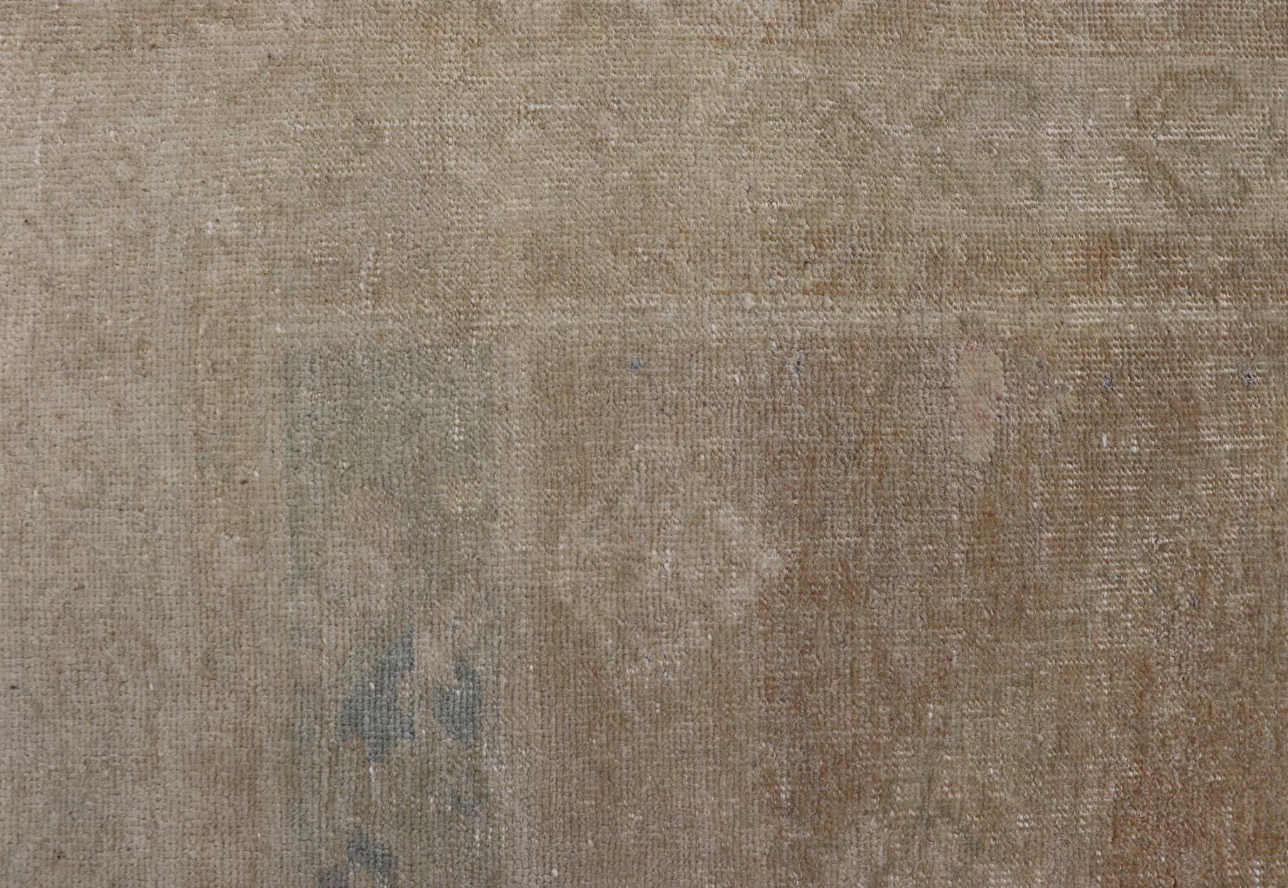 Vintage türkischen Oushak Teppich in weichen Pastelltönen und geometrische Muster 3'5 x 6'8 (20. Jahrhundert) im Angebot