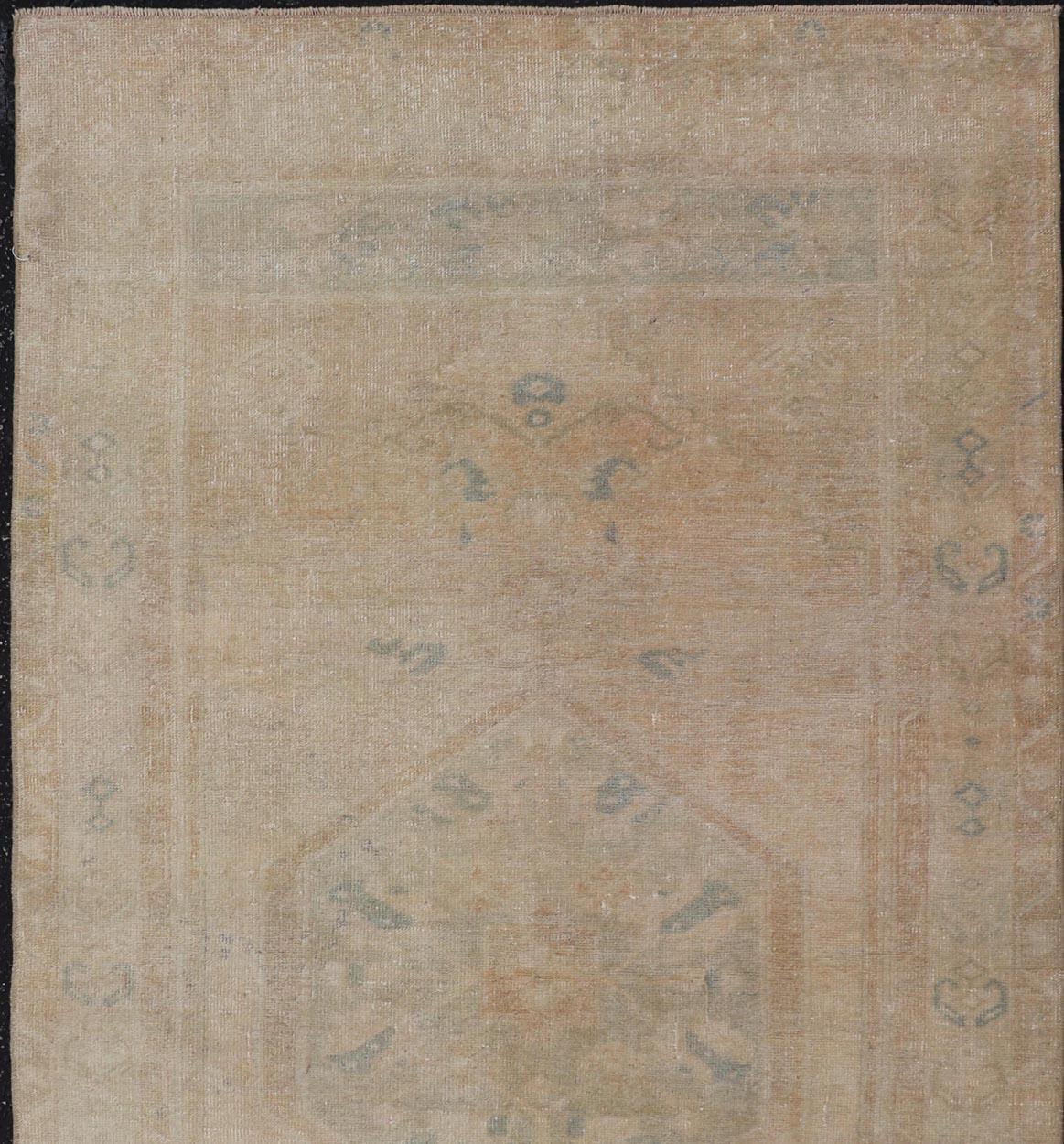 Vintage türkischen Oushak Teppich in weichen Pastelltönen und geometrische Muster 3'5 x 6'8 (Wolle) im Angebot