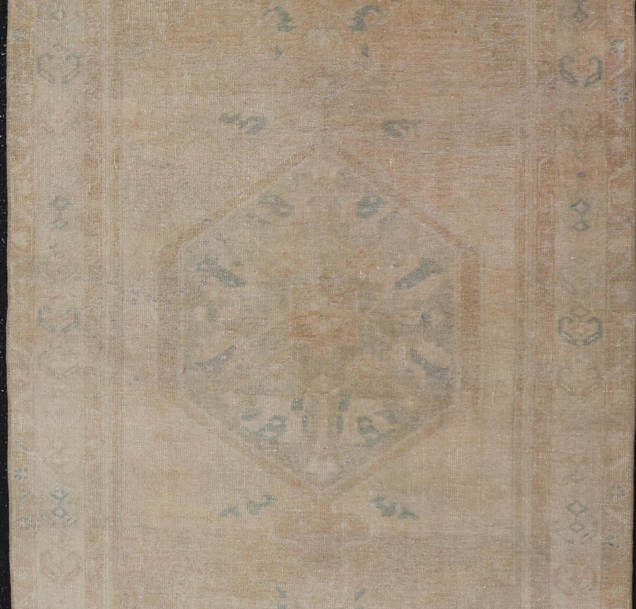 Vintage türkischen Oushak Teppich in weichen Pastelltönen und geometrische Muster 3'5 x 6'8 im Angebot 1