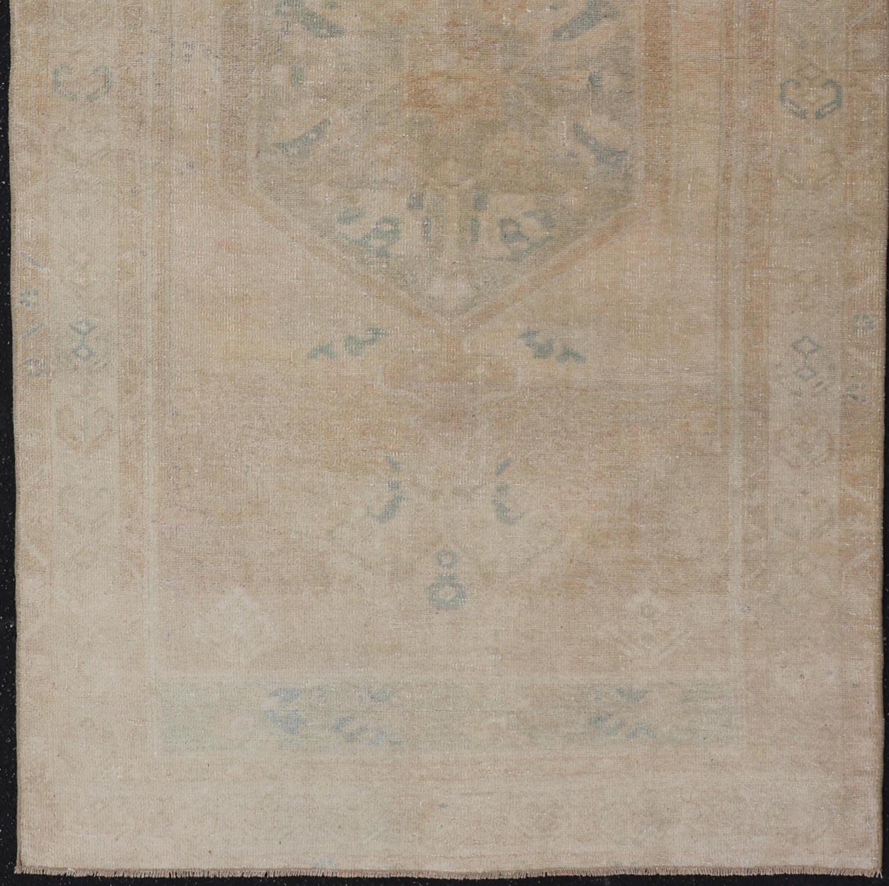 Vintage türkischen Oushak Teppich in weichen Pastelltönen und geometrische Muster 3'5 x 6'8 im Angebot 2