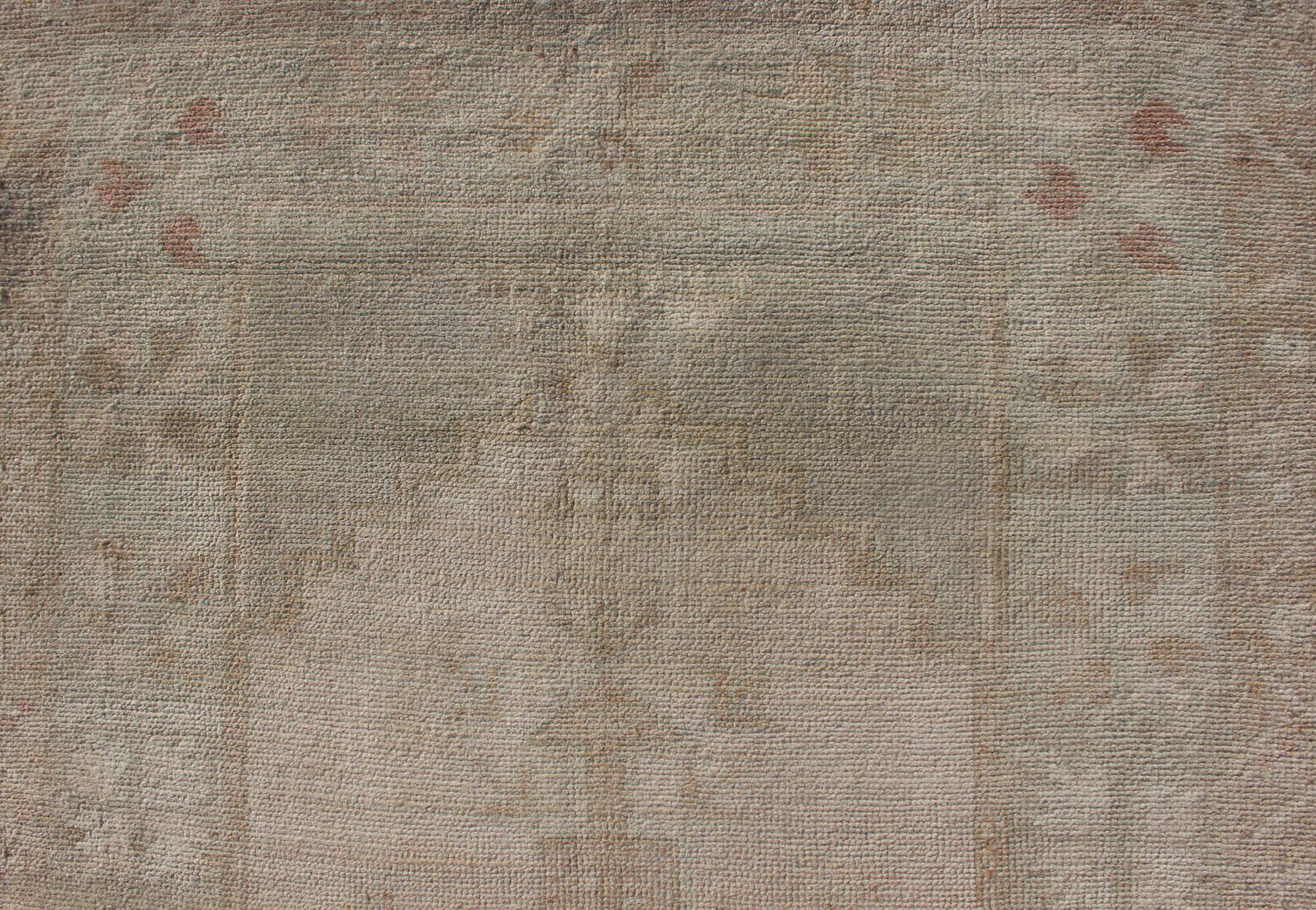 Maße: 3'1 x 4'5 
Vintage Turkish Oushak Teppich in weichen Sage und Sand Töne 3'1 x 4'5. 
Keivan Woven Arts / Teppich /EN-176979, Herkunftsland / Typ: Türkei / Oushak, um 1940.
Dieser türkische Oushak-Teppich im Vintage-Stil zeichnet sich durch eine