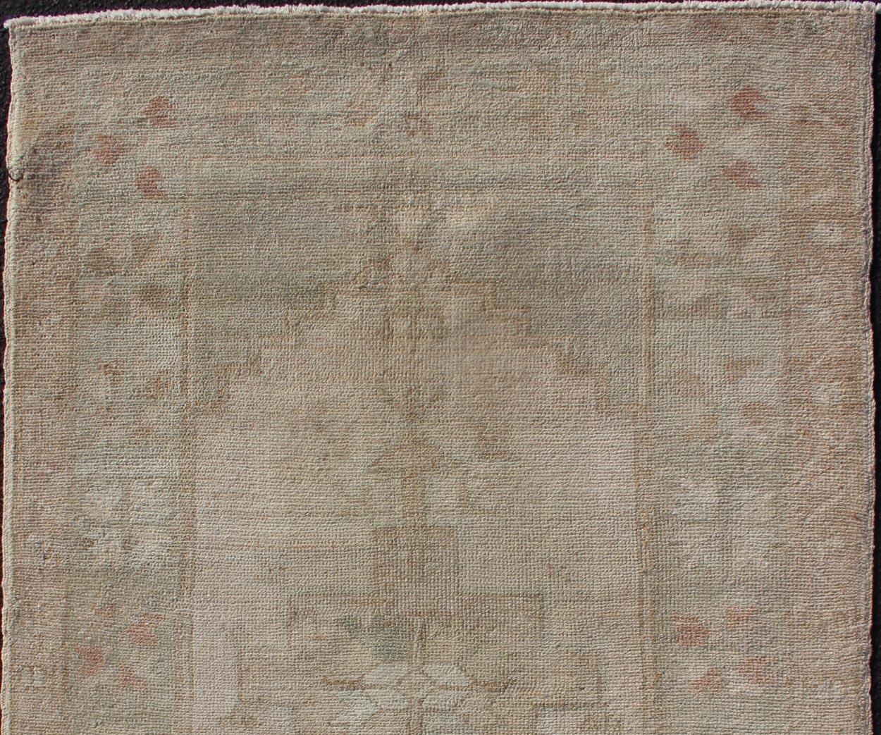 Türkischer Oushak-Teppich in weichen Sage- und Sandtönen 3'1 x 4'5 (Handgeknüpft) im Angebot