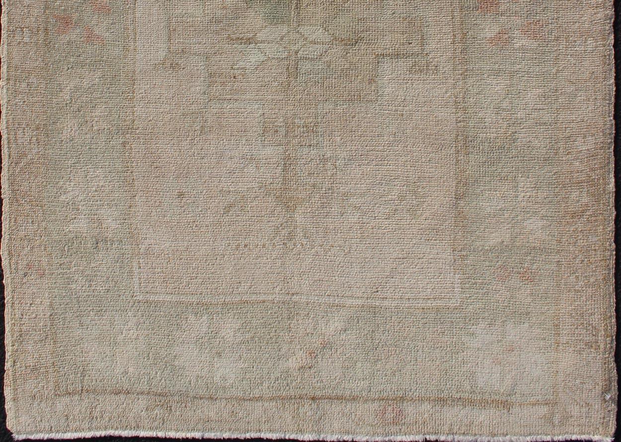 Türkischer Oushak-Teppich in weichen Sage- und Sandtönen 3'1 x 4'5 im Zustand „Gut“ im Angebot in Atlanta, GA